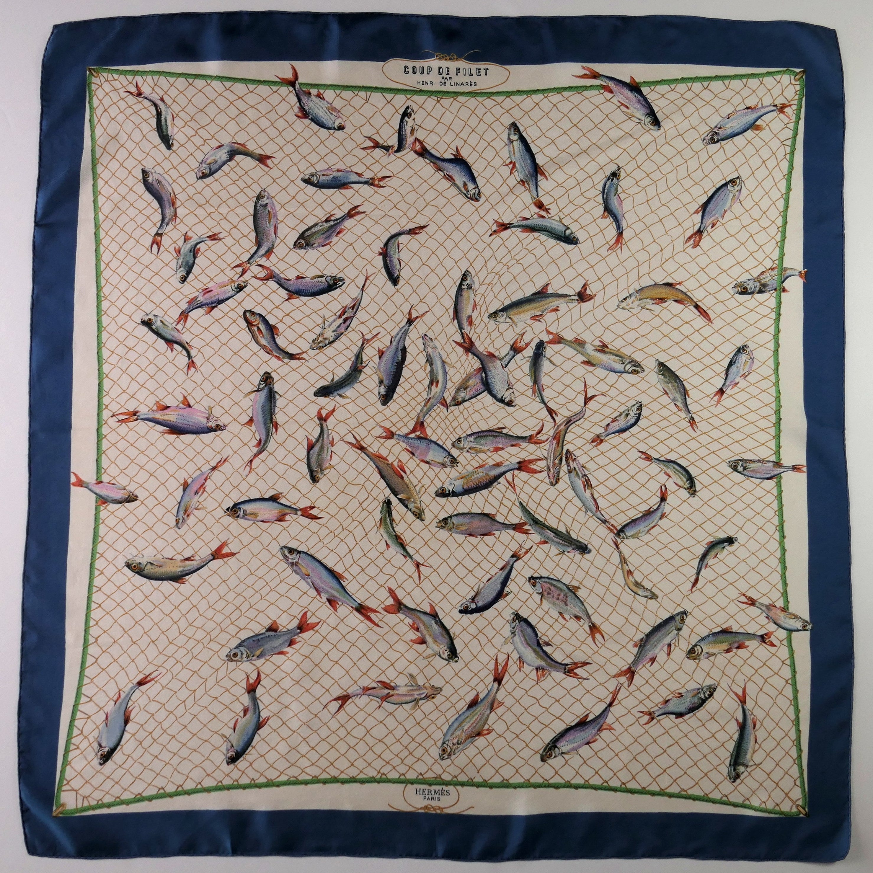 Carré Hermès Coup de Filet 90 cm soie, détail cartouche COUP DE FILET par Henri de Linarès, bleu pétrole