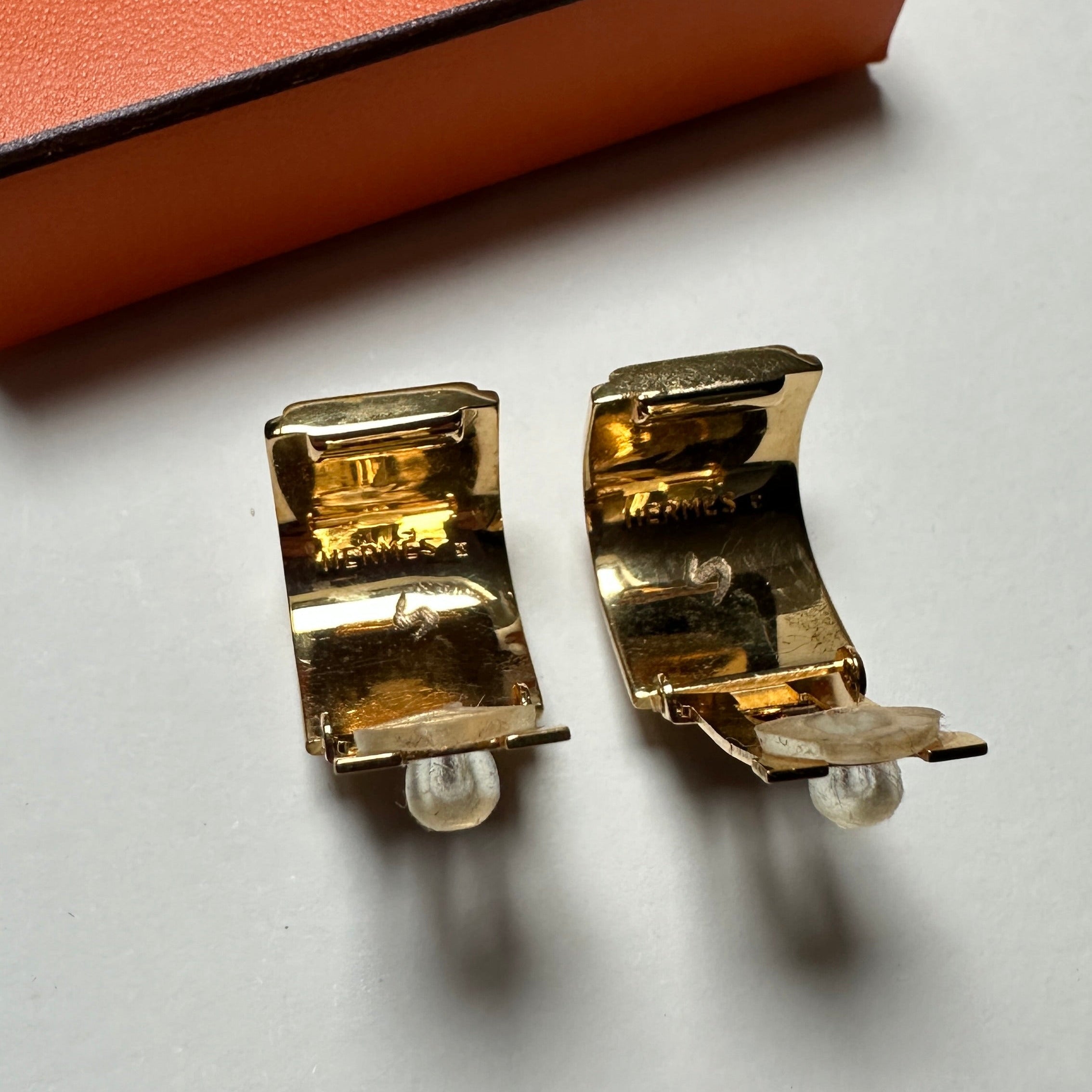 Vue arrière montrant le système de fermoir clip ouvert avec les patins de protection en silicone.