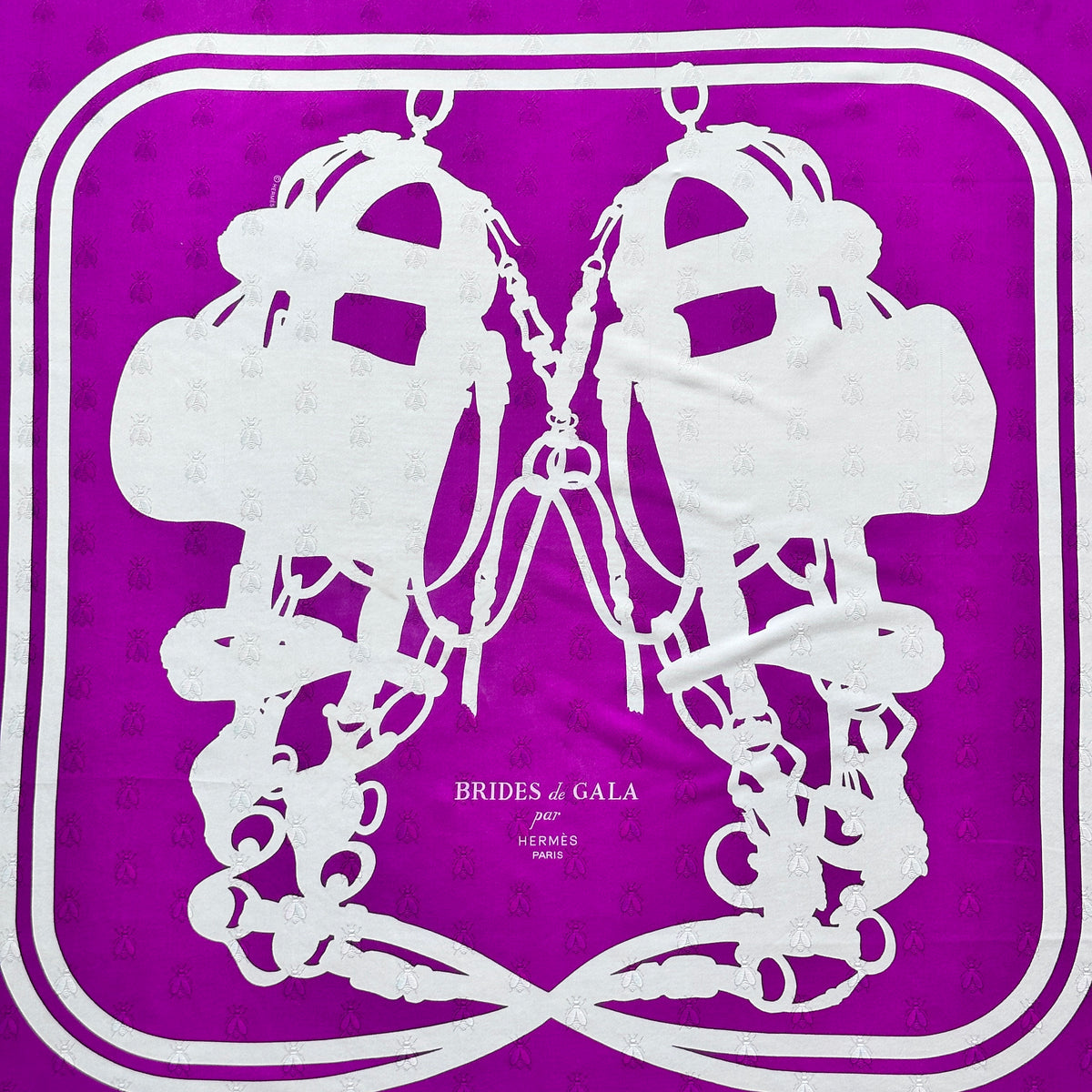 Carré Hermès Brides de Gala Tatouage Hugo Grygkar 90 cm soie, les deux brides en silhouette blanche sur fond violet