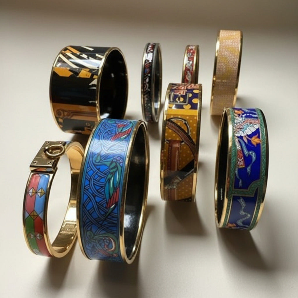 collection de bracelets Hermès vintage en email bleu, jaune, et multicolore