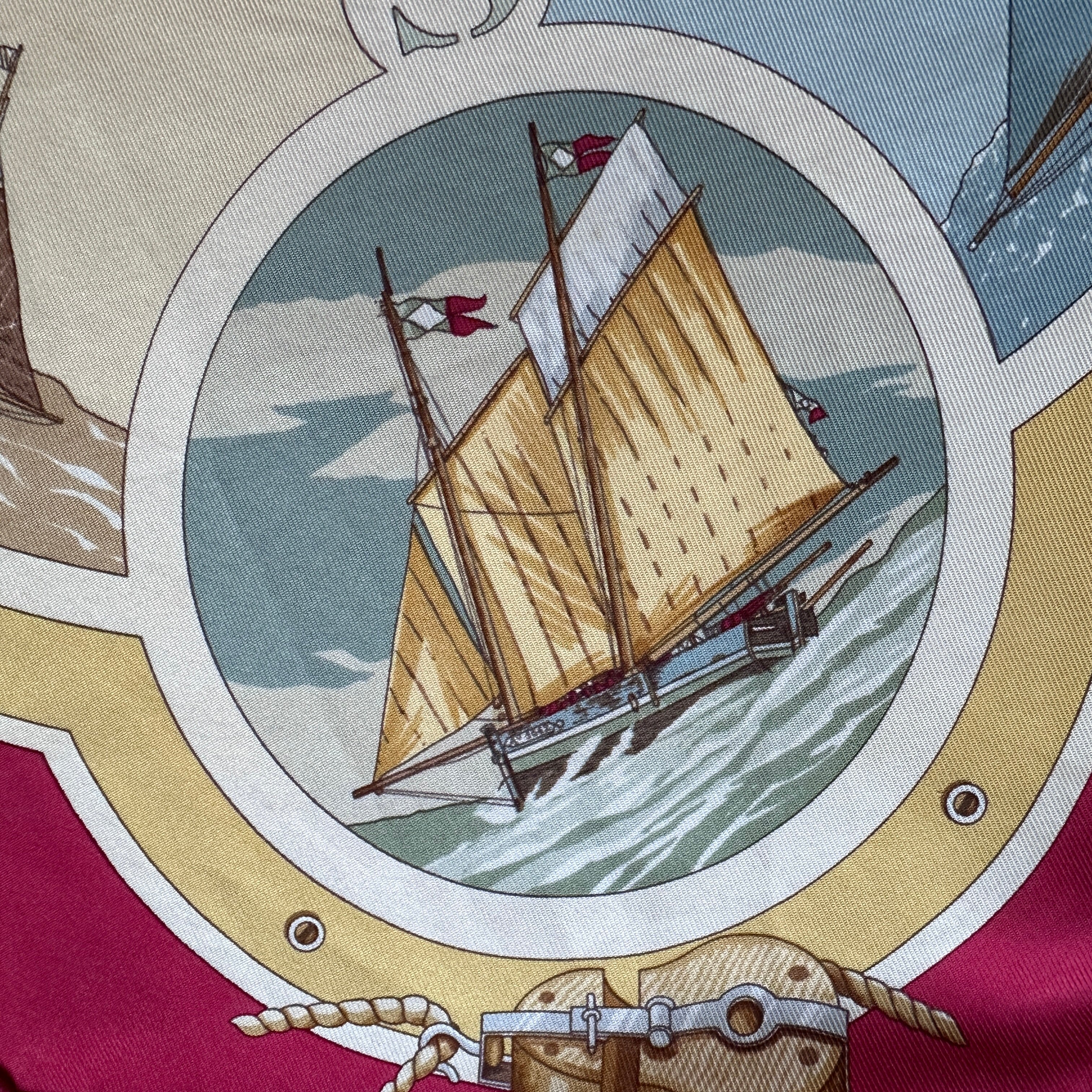 Illustration d'un bateau à voiles auriques sur fond ciel nuageux.