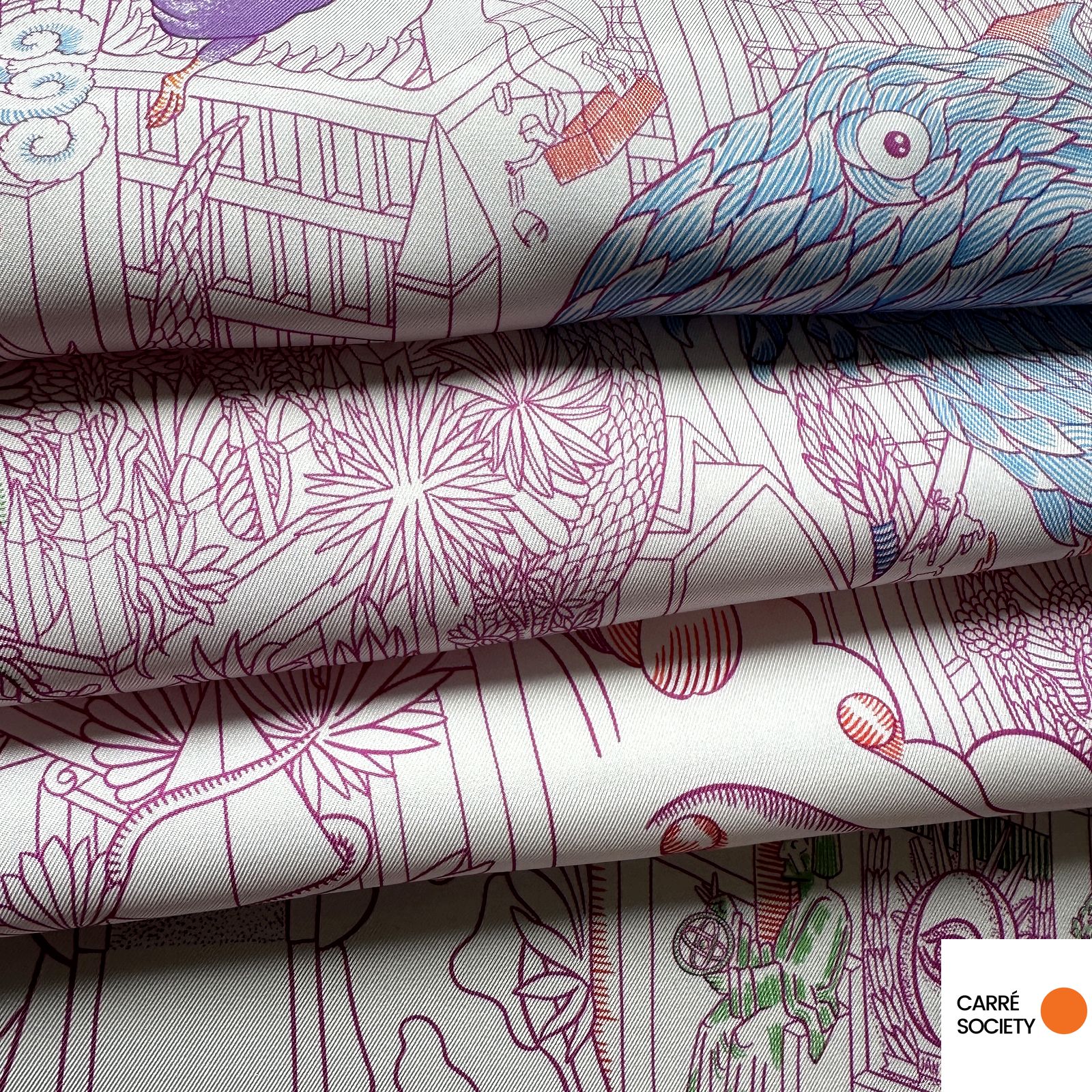 Vue du roulotté rose et du drapé : texture fluide du twill de soie, finition roulottée main contrastant avec le fond clair.