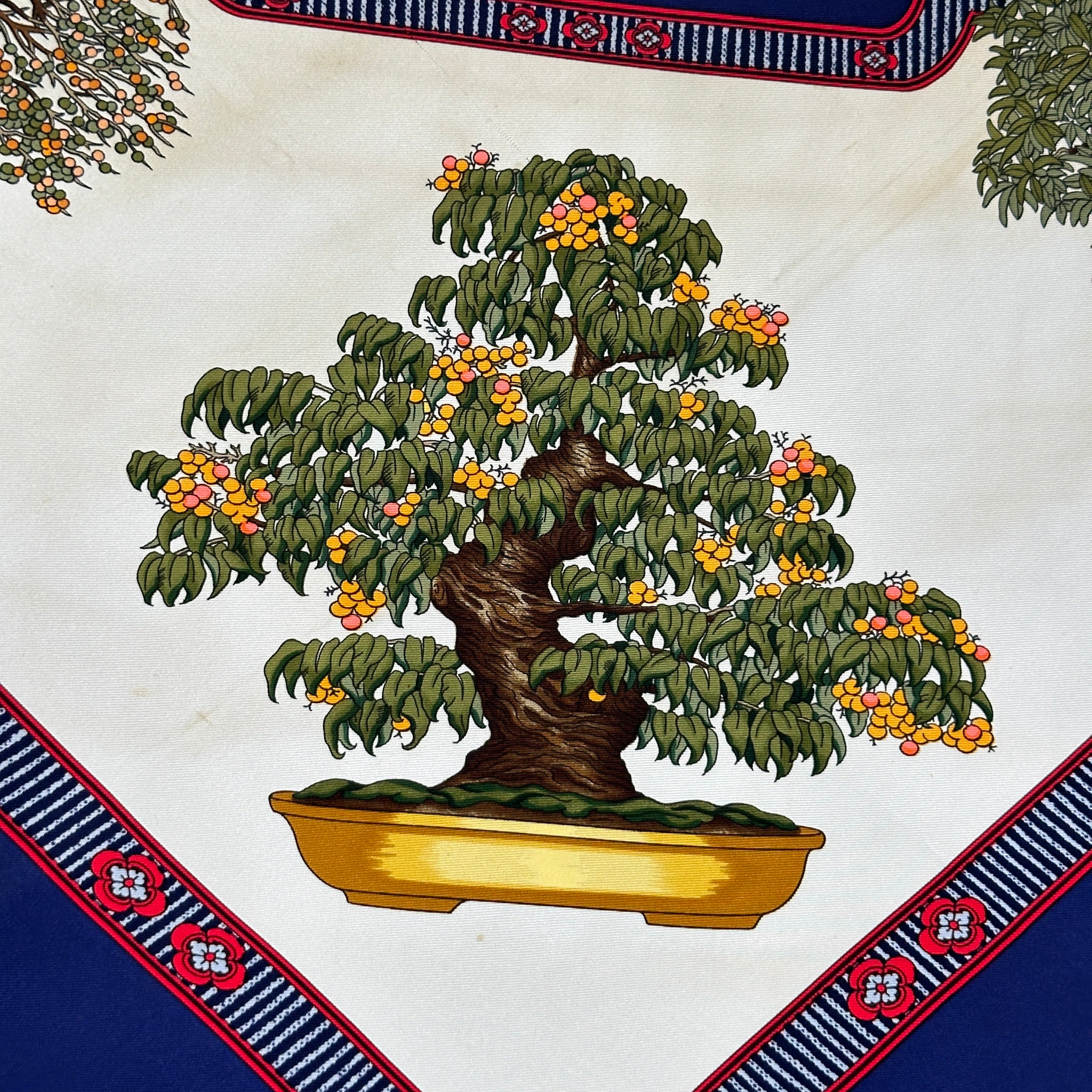 dessin-de-petit-bonsai-sur-le-foulard