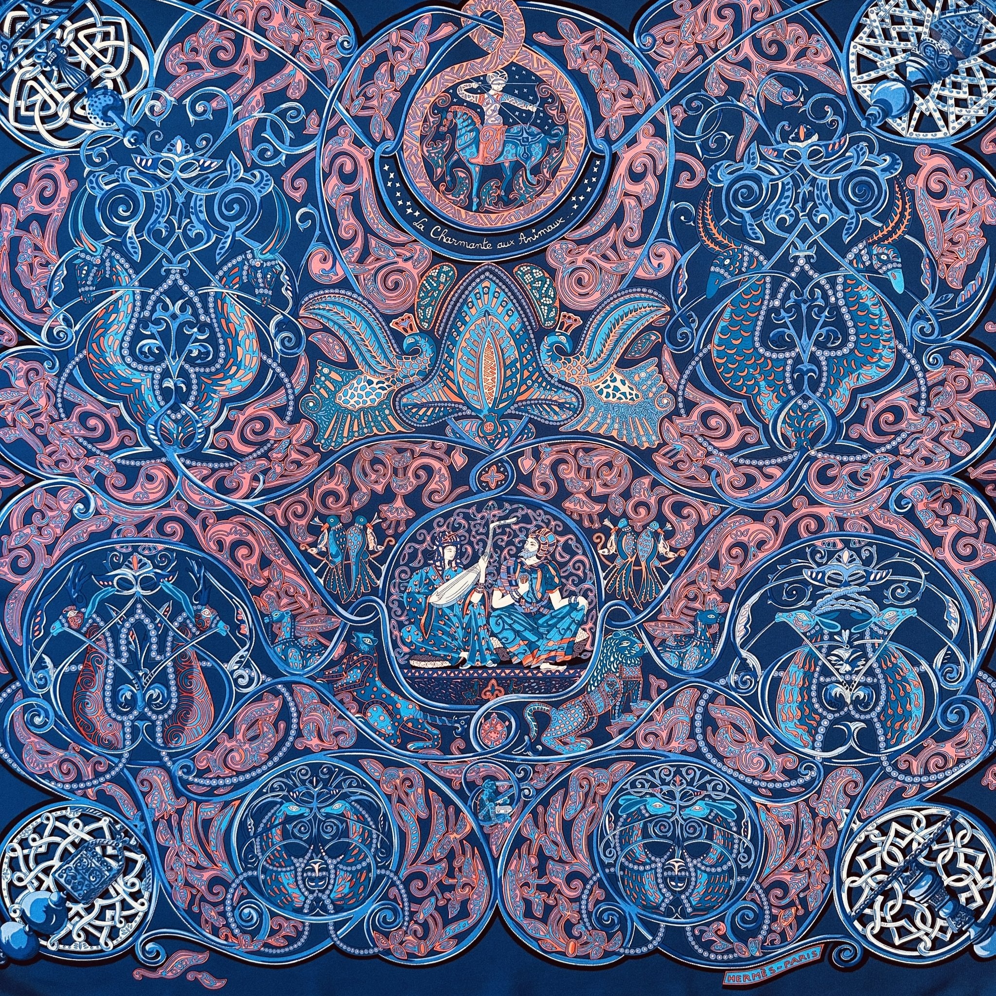 foulard carre Hermes la charmante aux animaux bleu nuit dessin par Annie Faivre