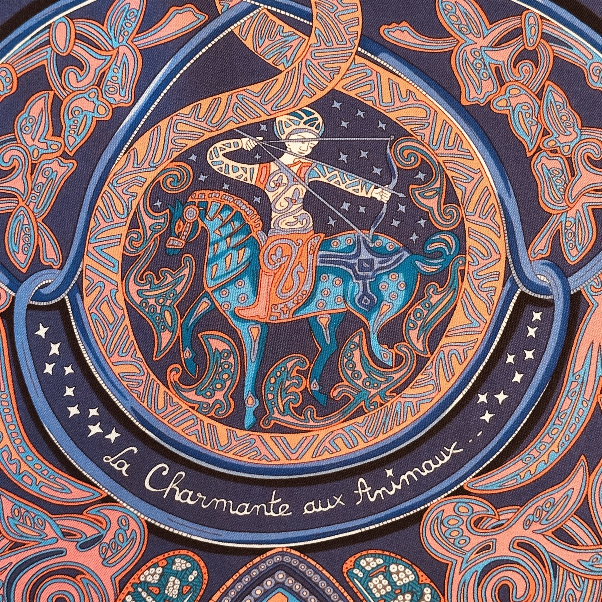 foulard carre Hermes la charmante aux animaux bleu nuit dessin par Annie Faivre