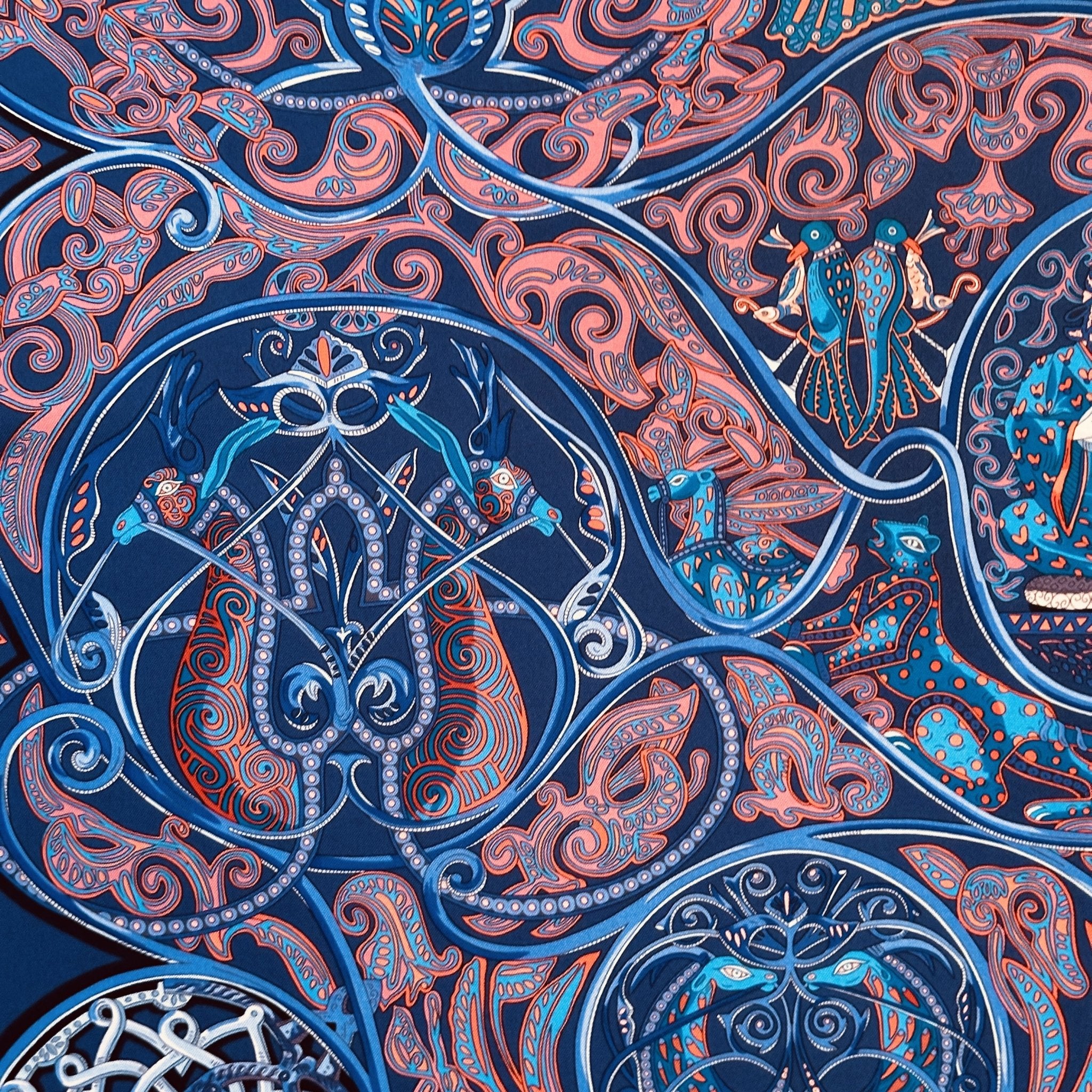 détail dessin d'arabesques et animaux stylisés