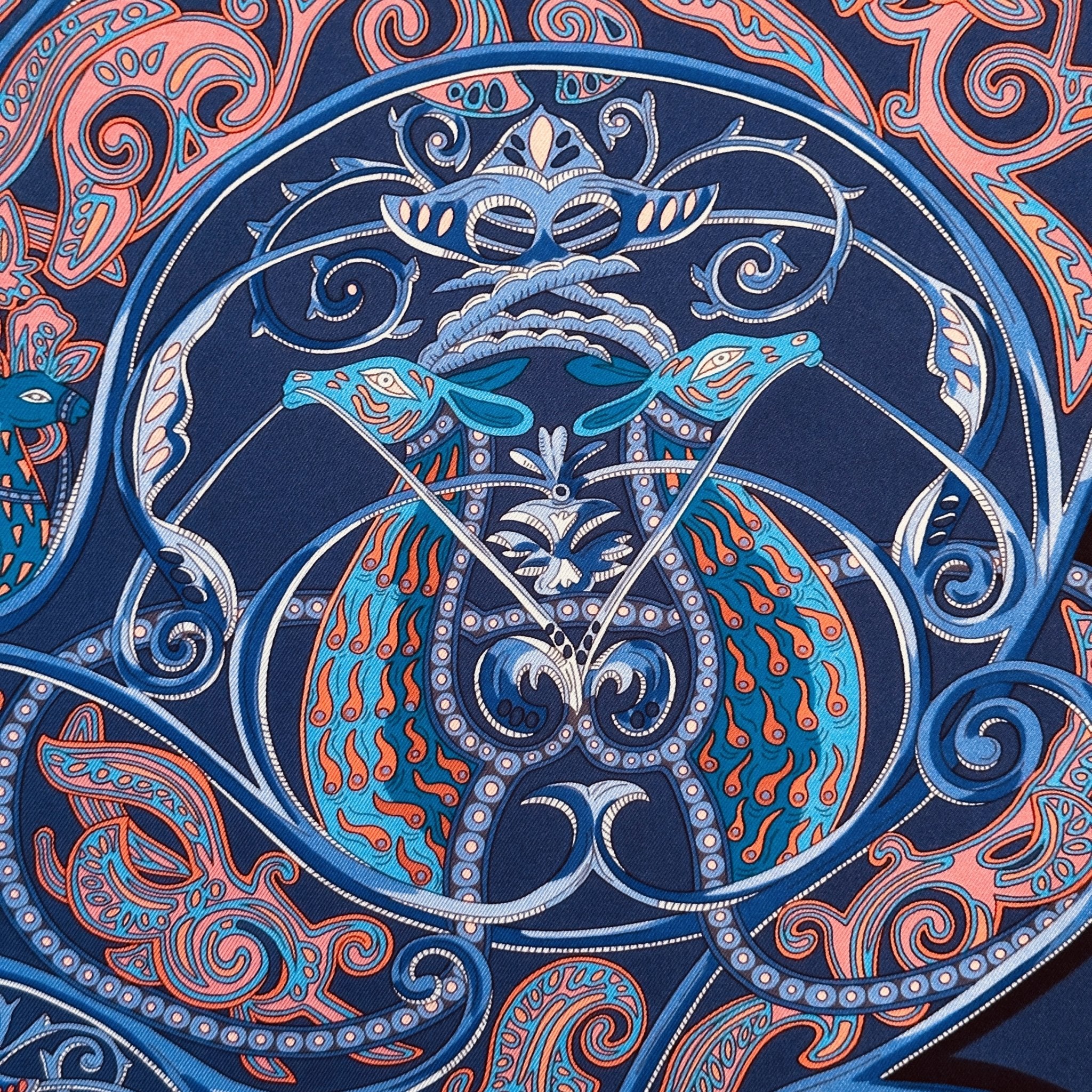 détail de biches turquoise sur fond bleu nuit