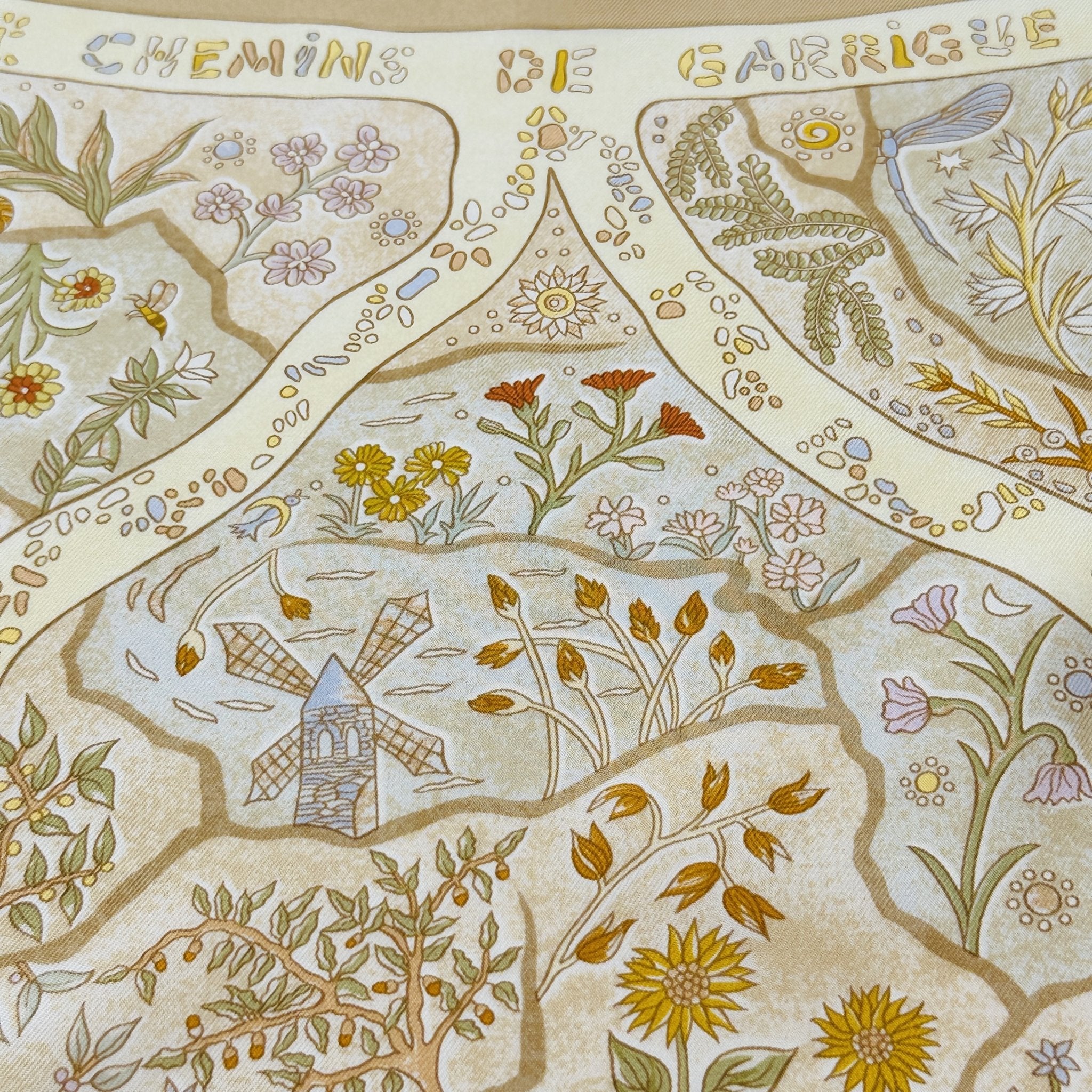 foulard hermes beige avec dessin de moulin et de fleurs