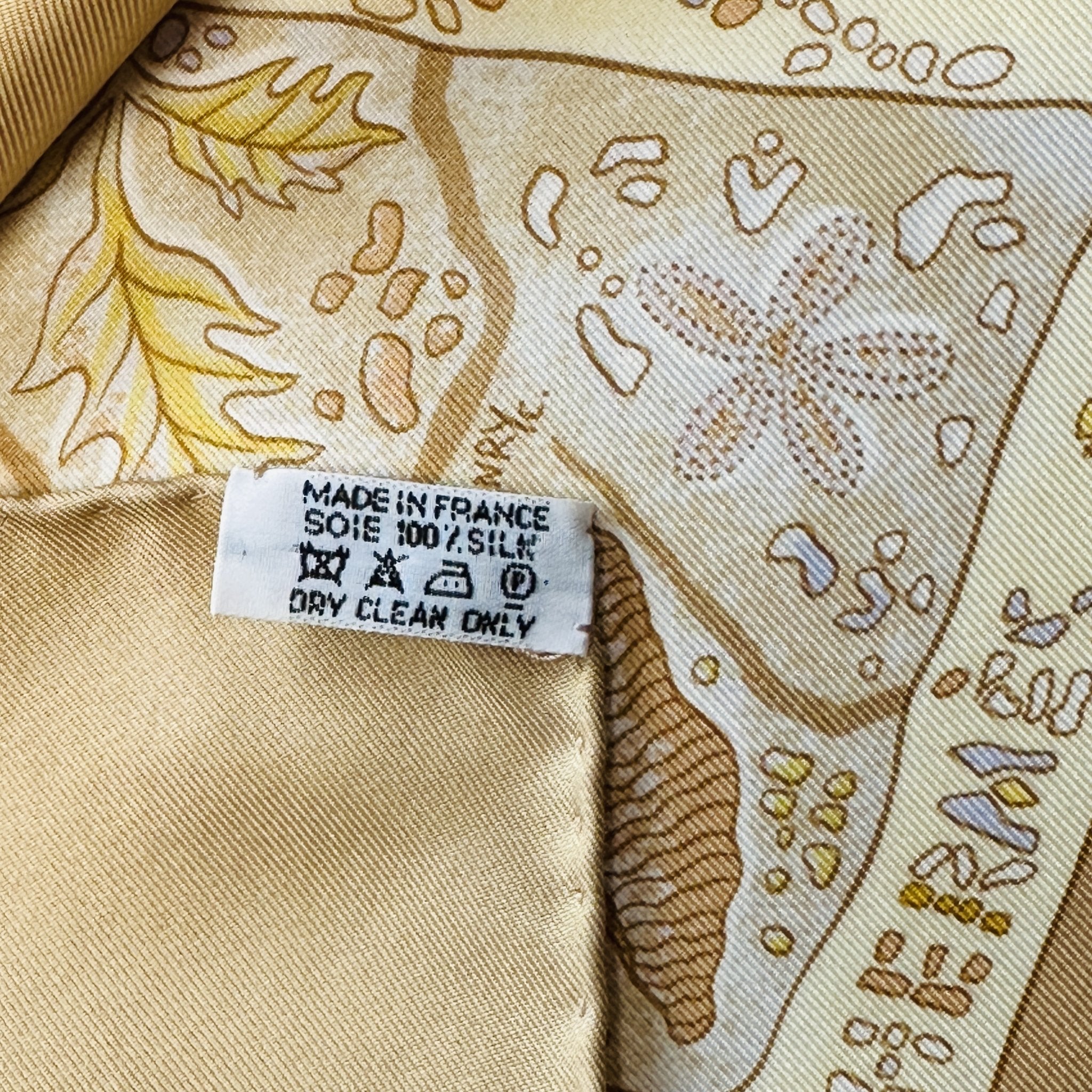 etiquette de composition du foulard hermes en cent pour cent soie et made in france