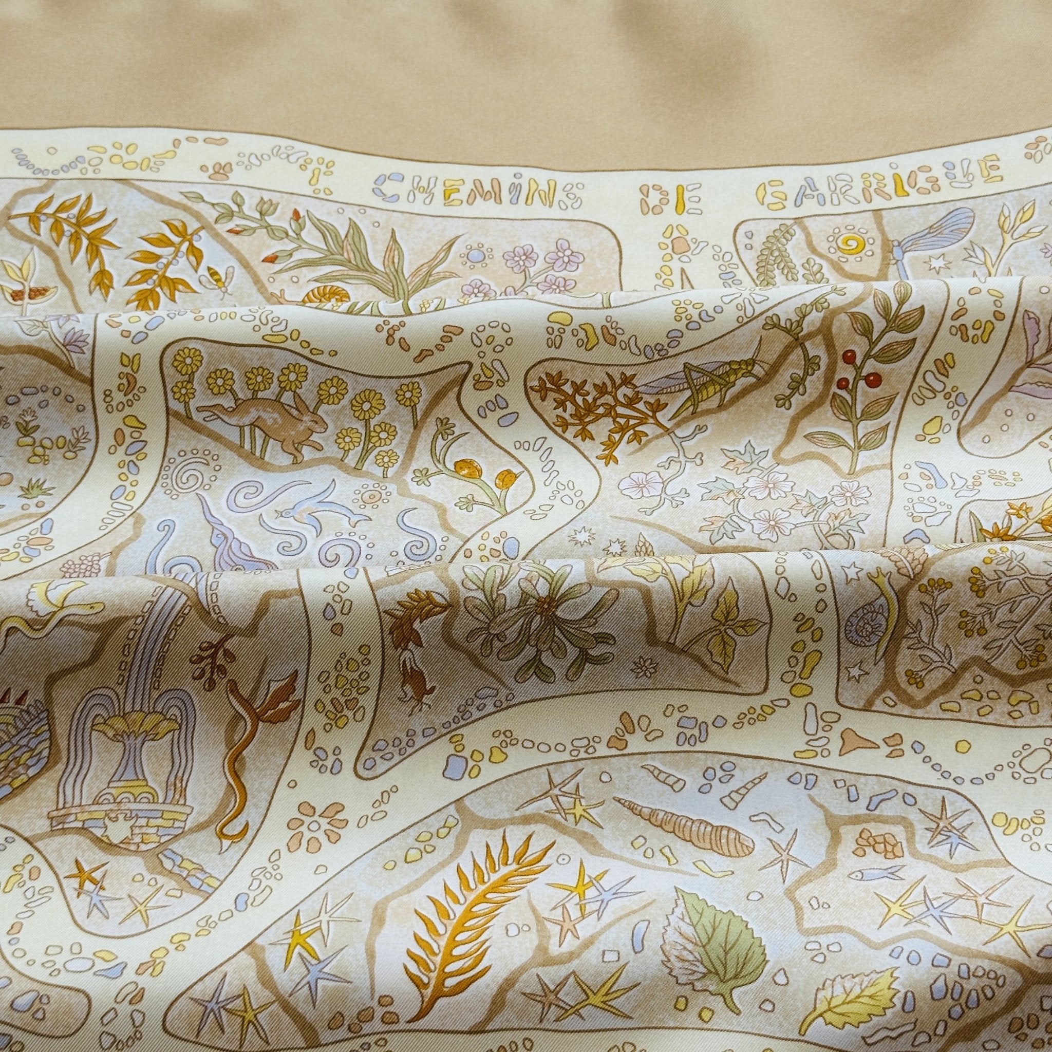 foulard carre hermes chemins de garrigue de couleur beige et paille