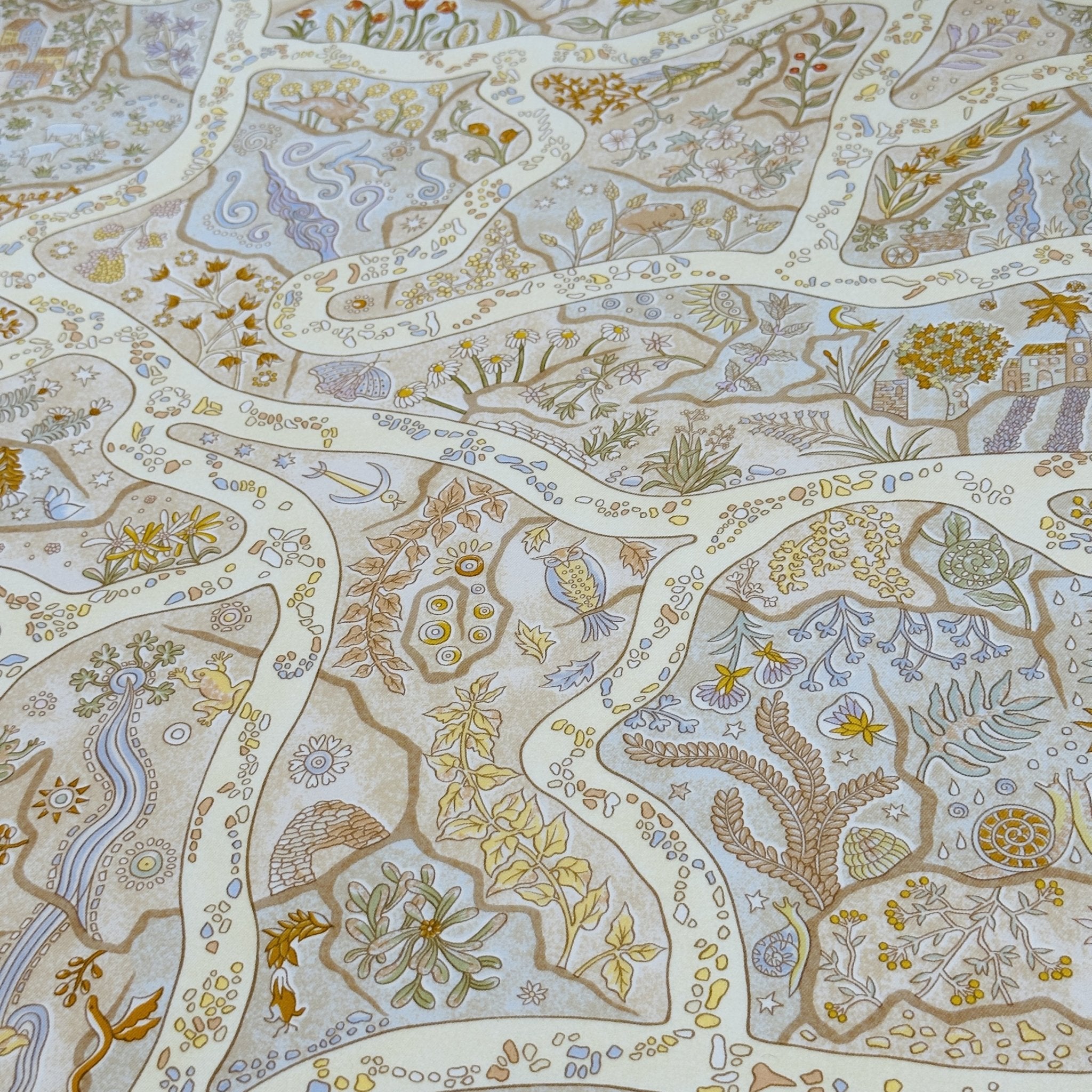 detail du dessin du foulard carre hermes paysage du sud de la france