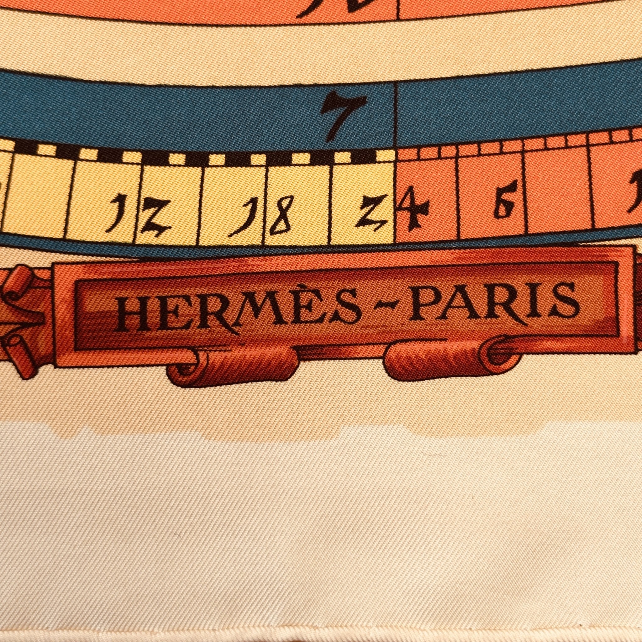 signature hermes paris en bas du foulard