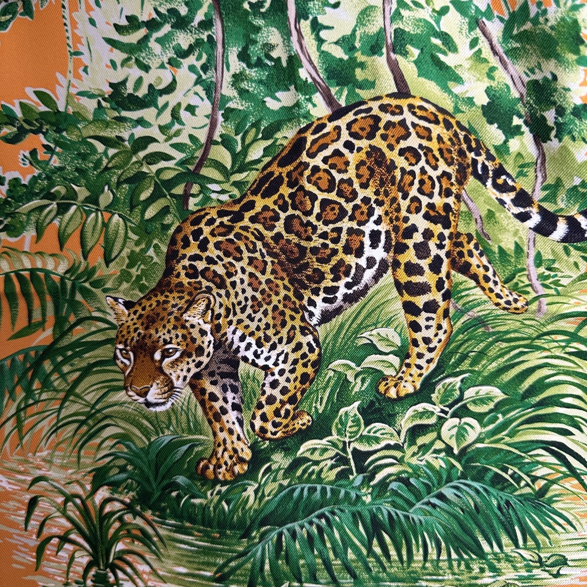 détail du foulard hermes carre equateur dessin de leopard