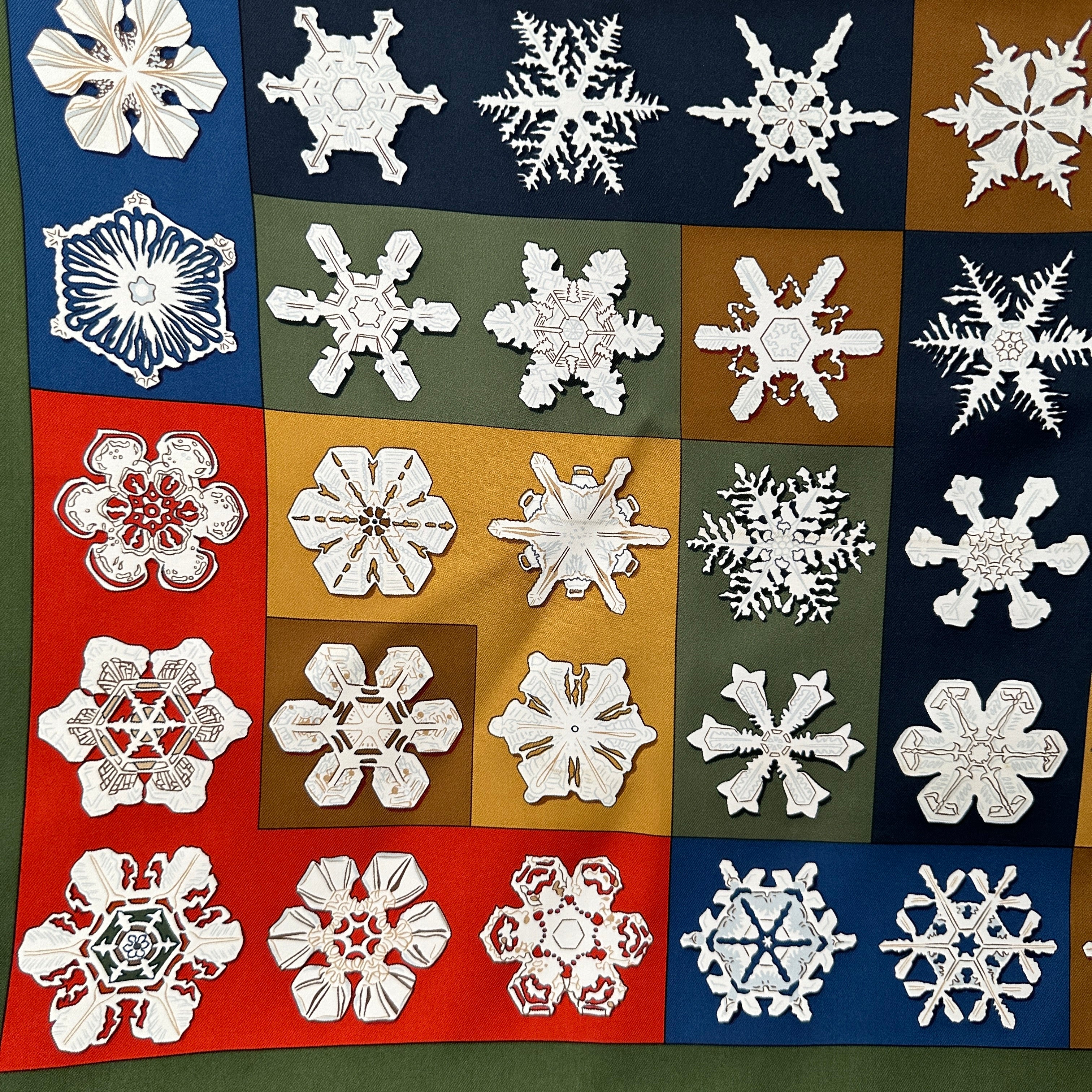 detail-du-foulard-flocons-de-neige