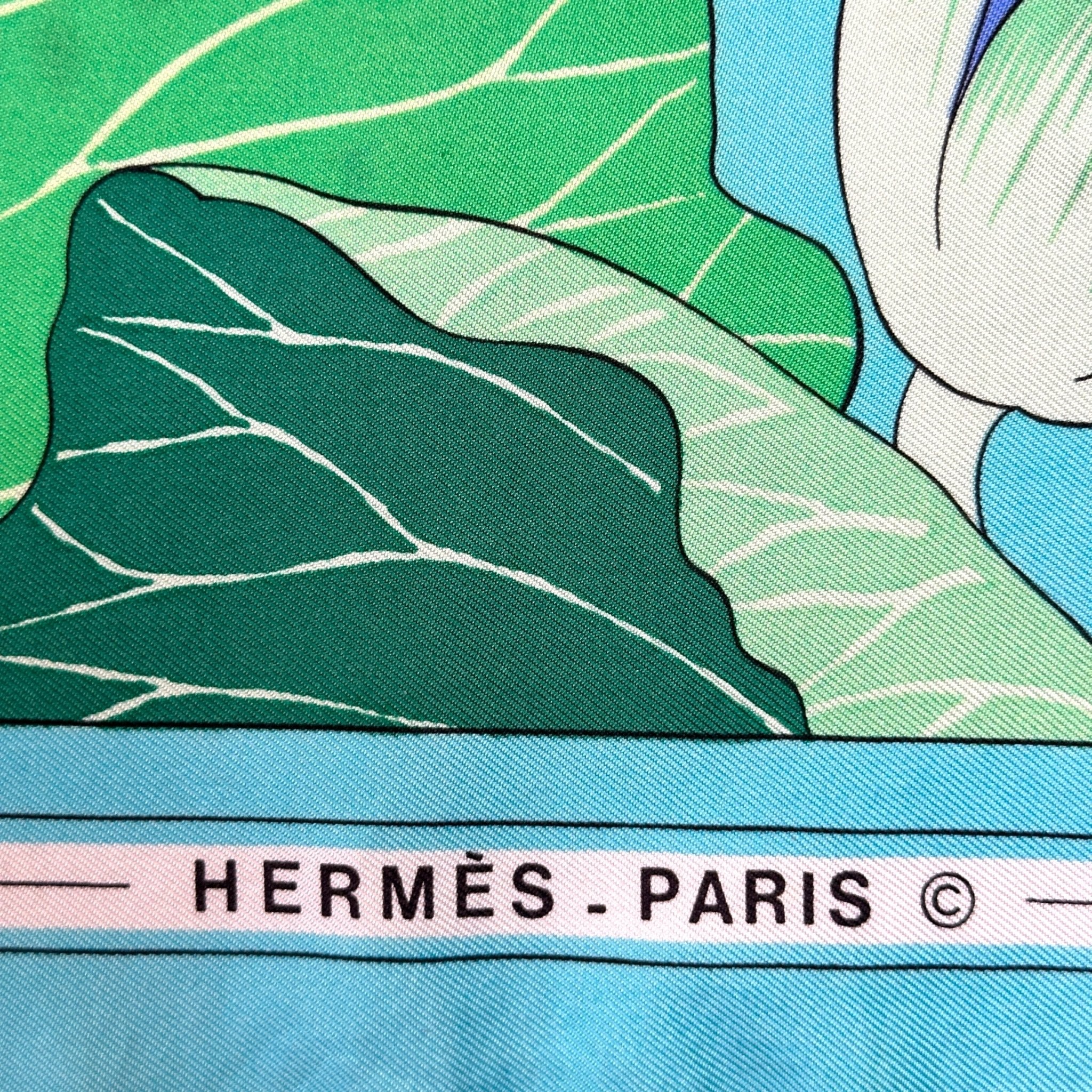 carre hermes fleurs de lotus signature hermes paris avec logo du copyright