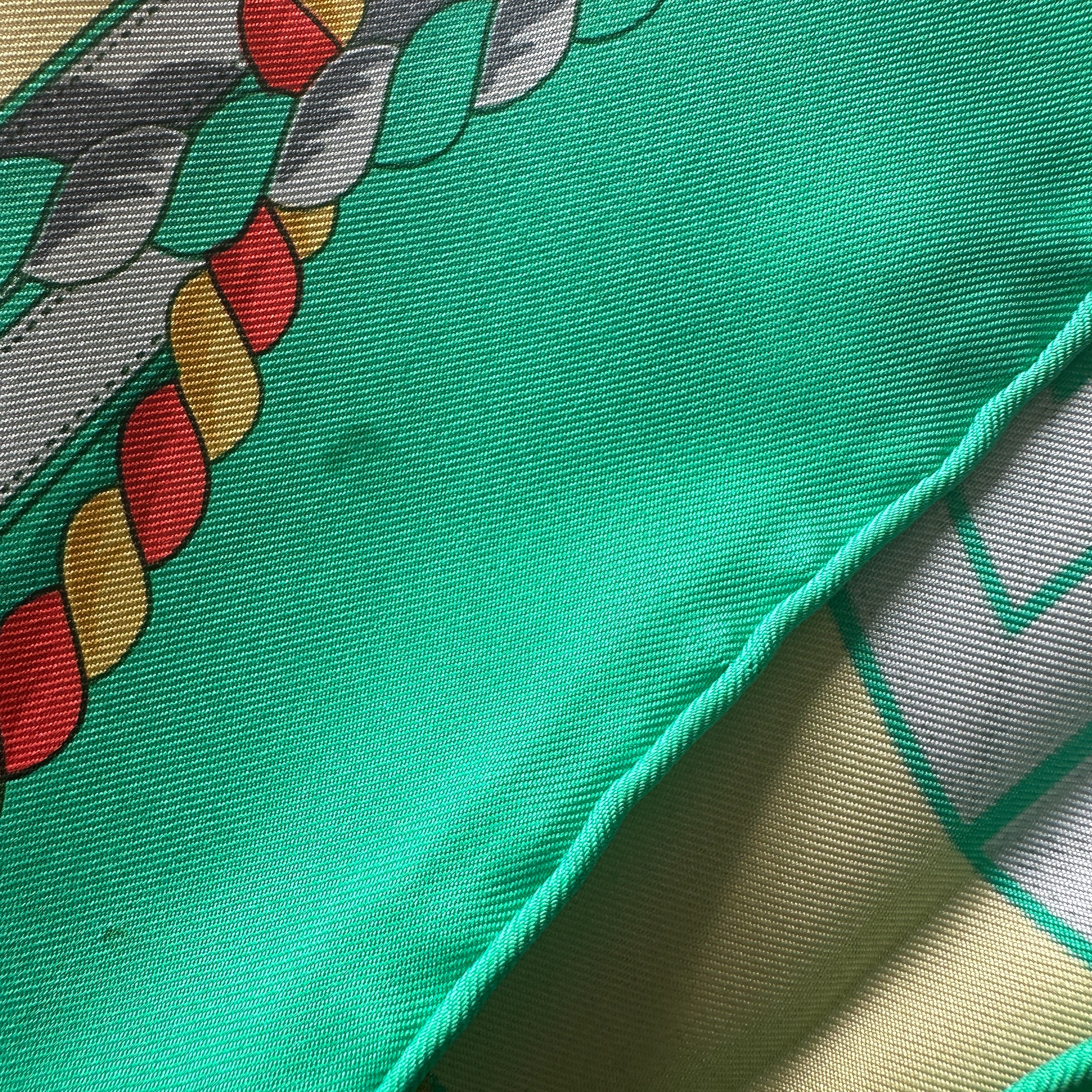 foulard-hermes-grande-tenue-petite-tache