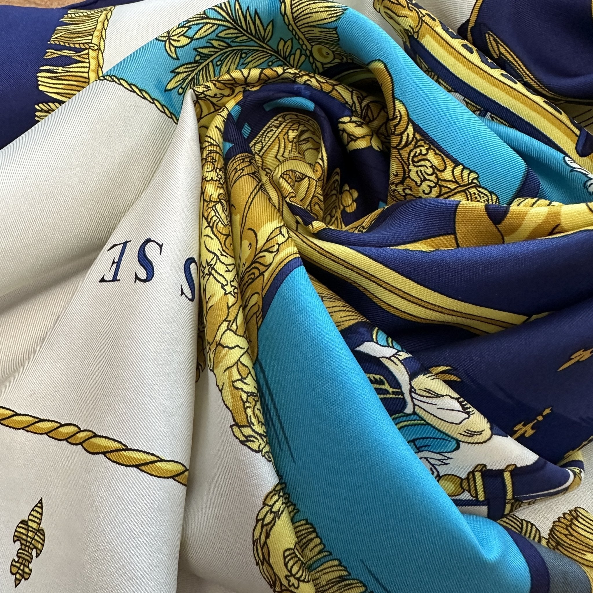 foulard carré hermès la réale bleu marine or sur fond blanc