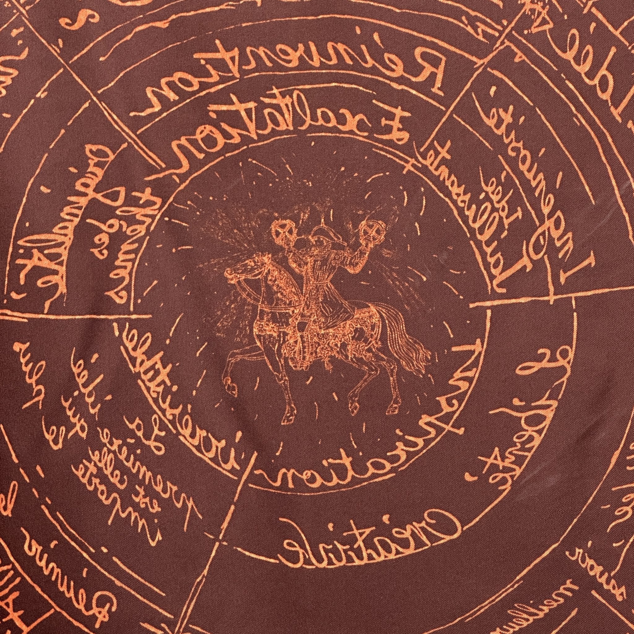 verso du foulard carre hermes marron et jaune