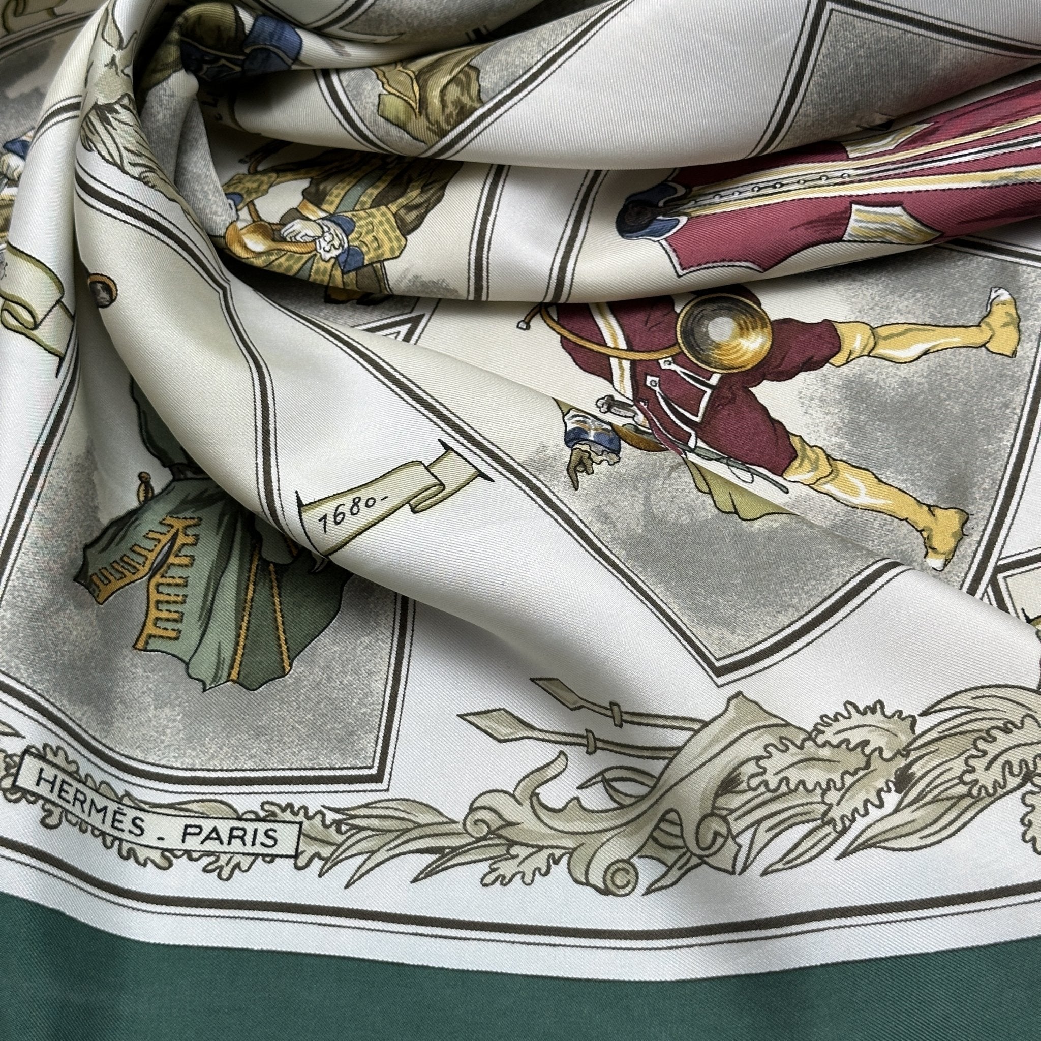 foulard blanc vert bordeaux sur fond creme