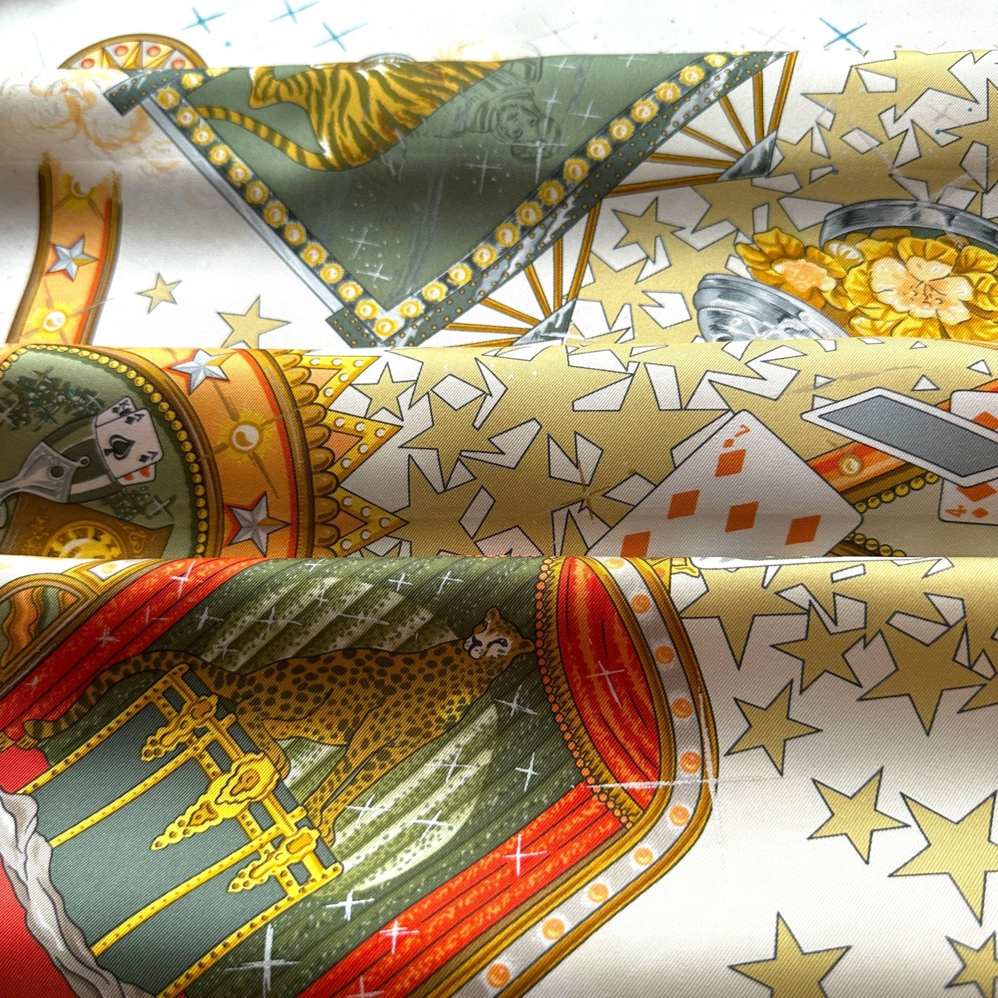 Vue d'ensemble du foulard couleurs vert rouge or et kaki