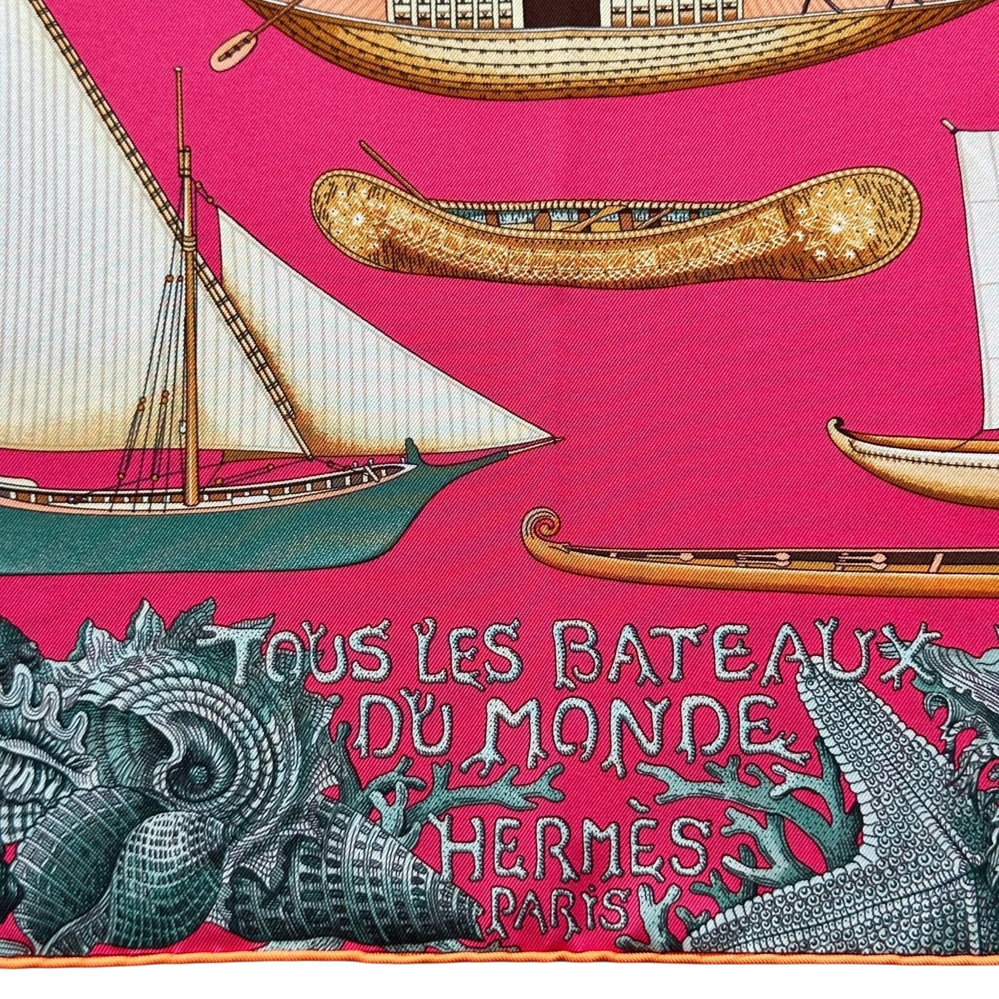 Détail du titre du foulard intitulé Tous les Bateaux du Monde ainsi que l'inscription Hermès Paris