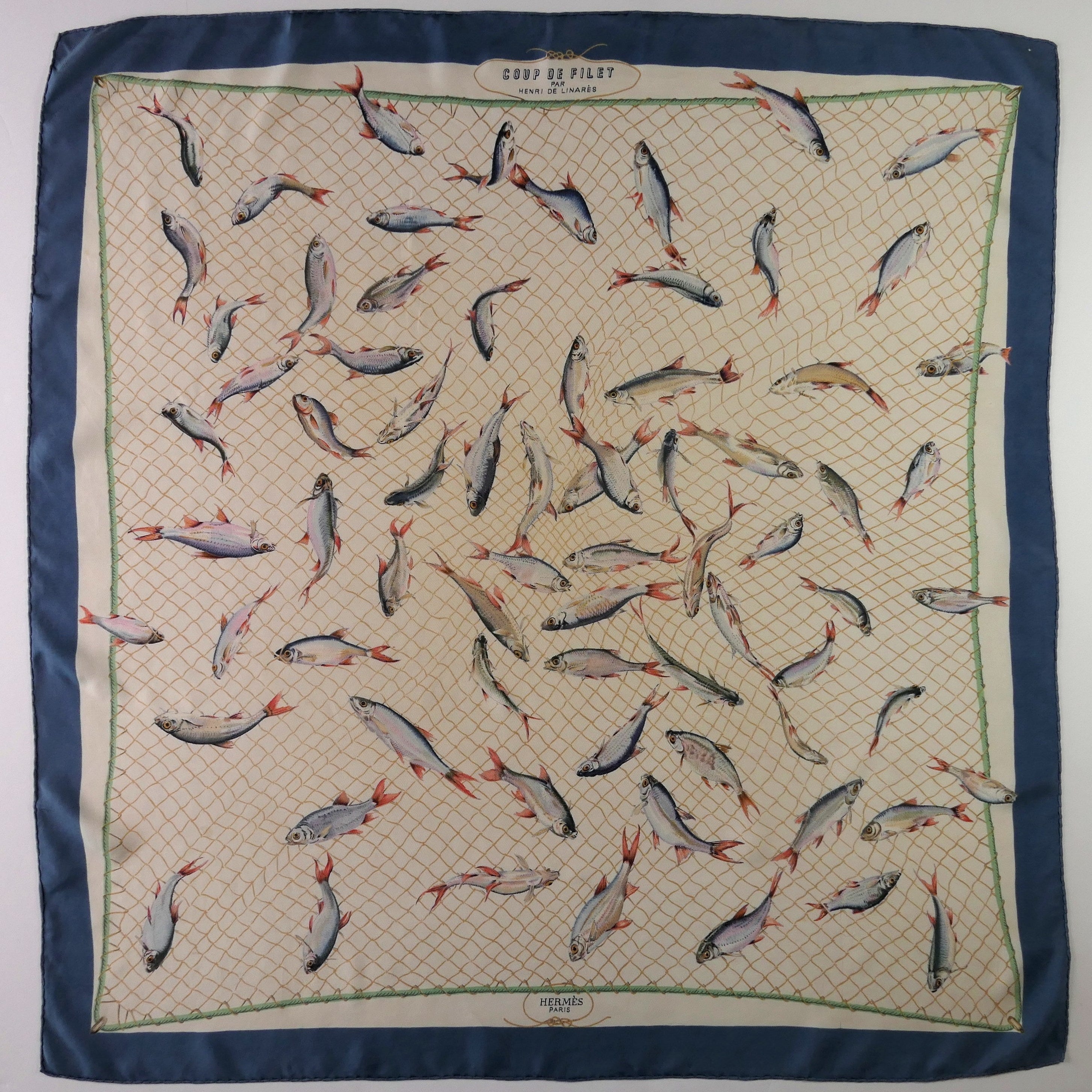 Carré Hermès Coup de Filet Henri de Linarès 90 cm soie, vue d'ensemble bleu pétrole 1955
