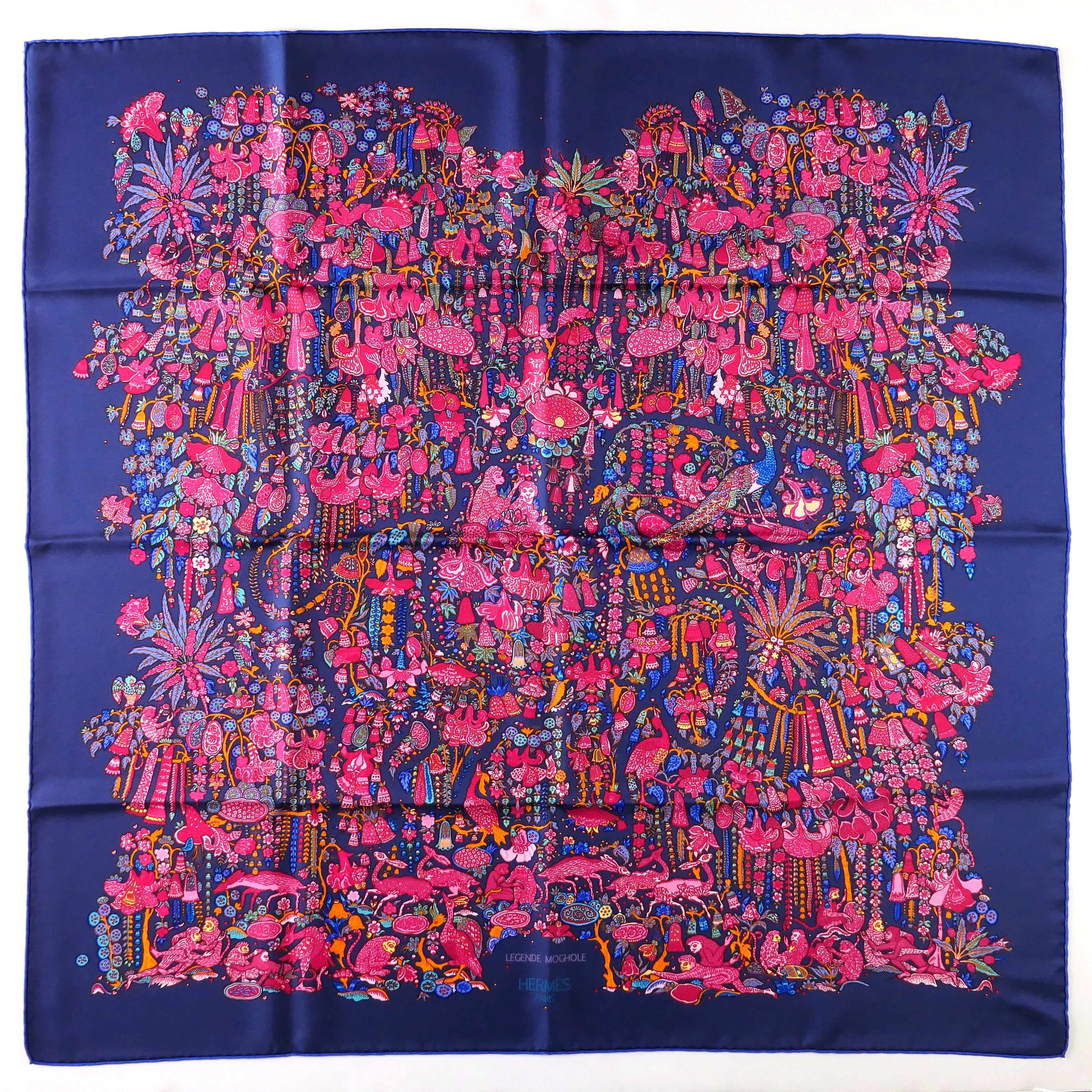 Carré Hermès Légende Moghole Karen Petrossian 90 cm soie, vue d'ensemble bleu nuit fuchsia