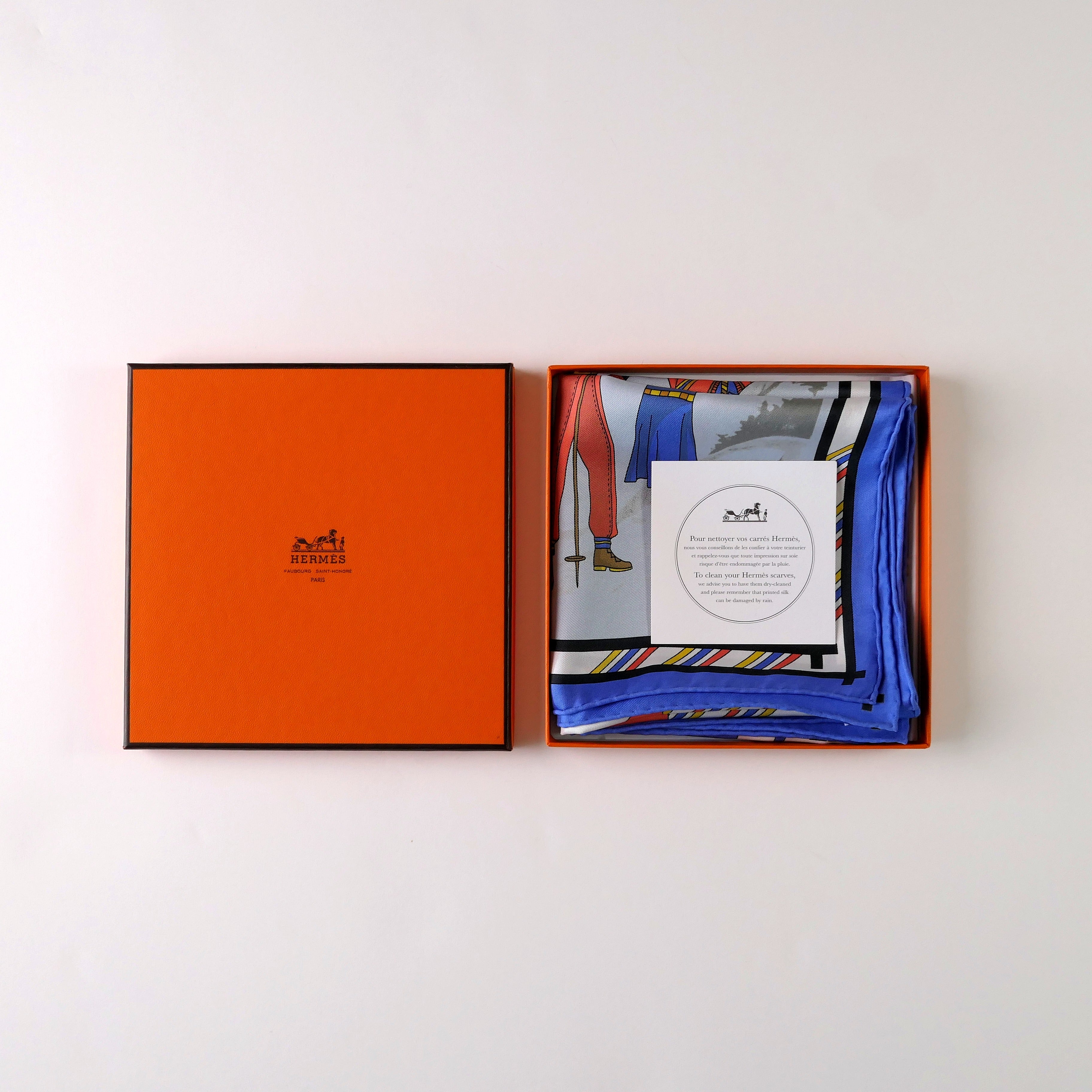 Carré Hermès Aux Sports d'Hiver, 70 cm soie, présenté dans sa boîte Hermès d'origine avec carte d'entretien