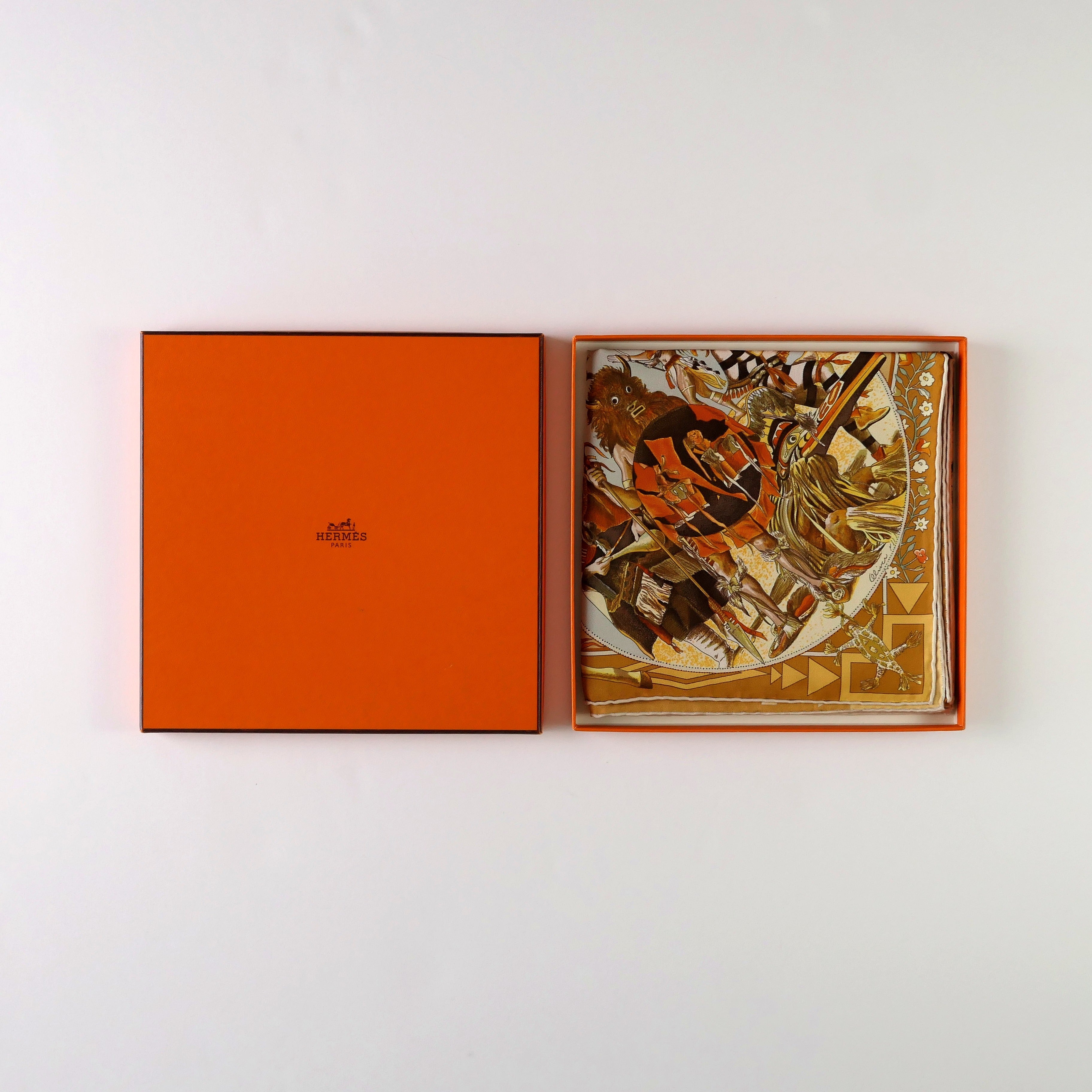 Carré Hermès Mythologies des Hommes Rouges 90 cm soie, présentation avec boîte Hermès orange