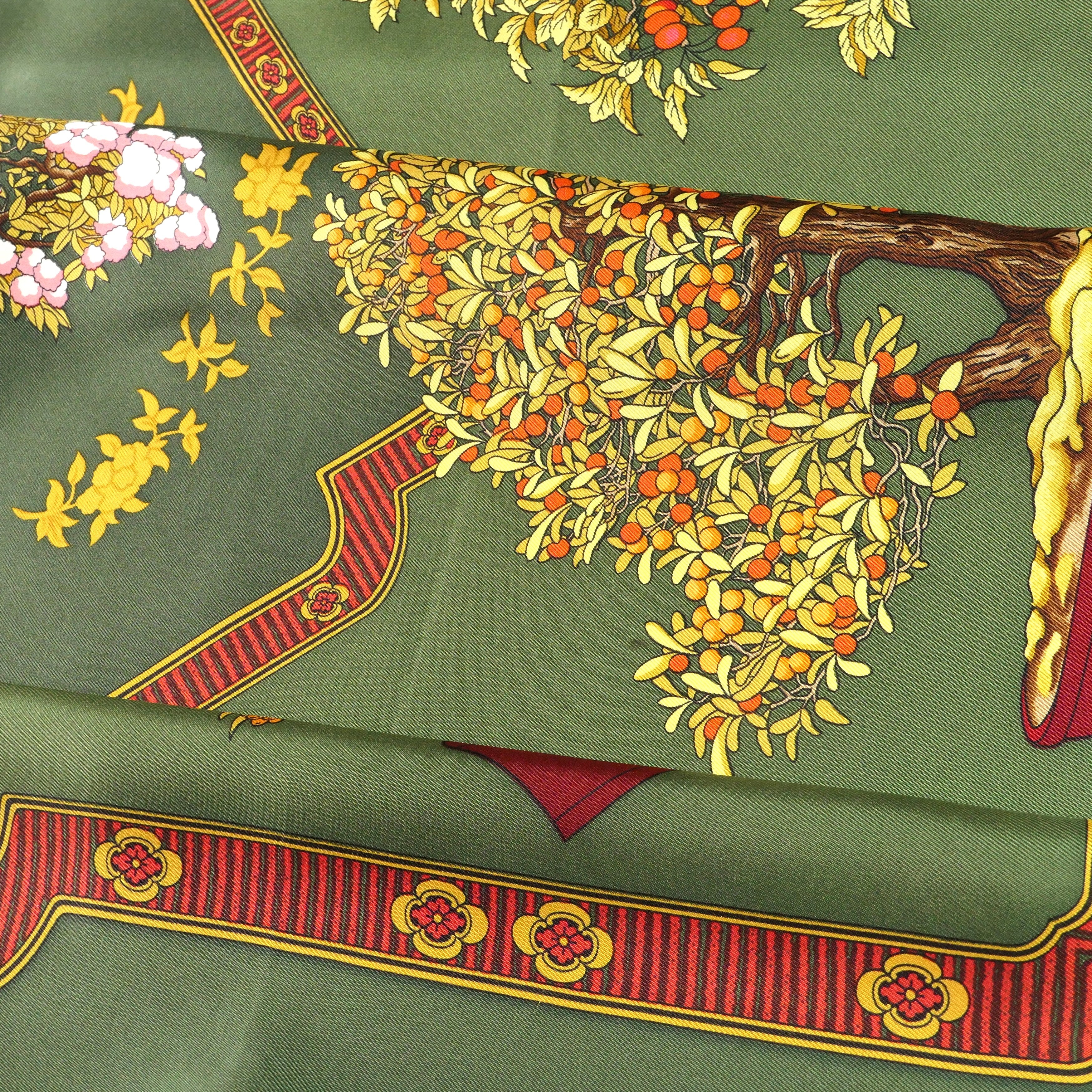 Carré Hermès Les Beaux Jours des Bonsaï 90 cm soie, détail bonsaï à fruits orange et fleurs dorées