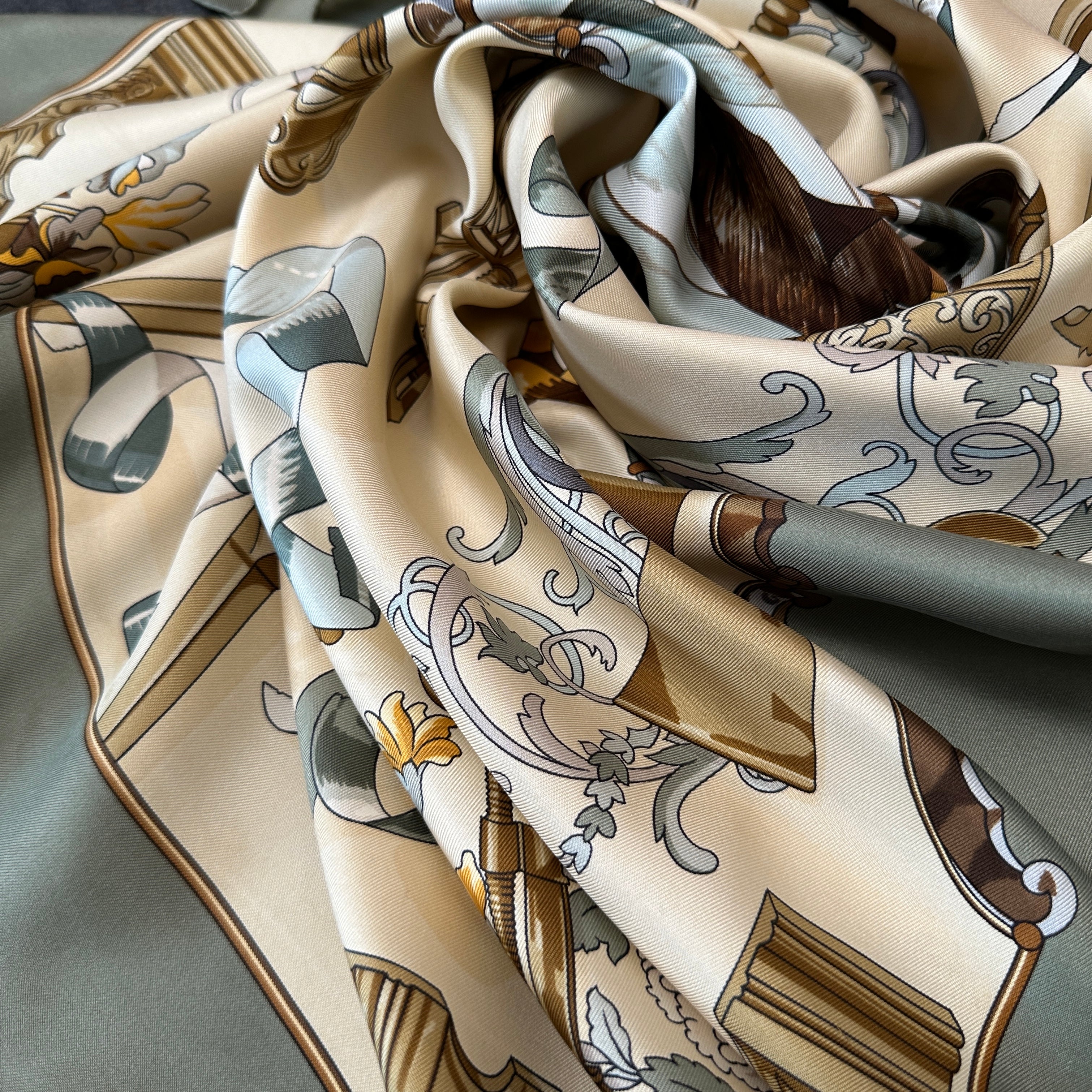 plis foulard hermès copeaux