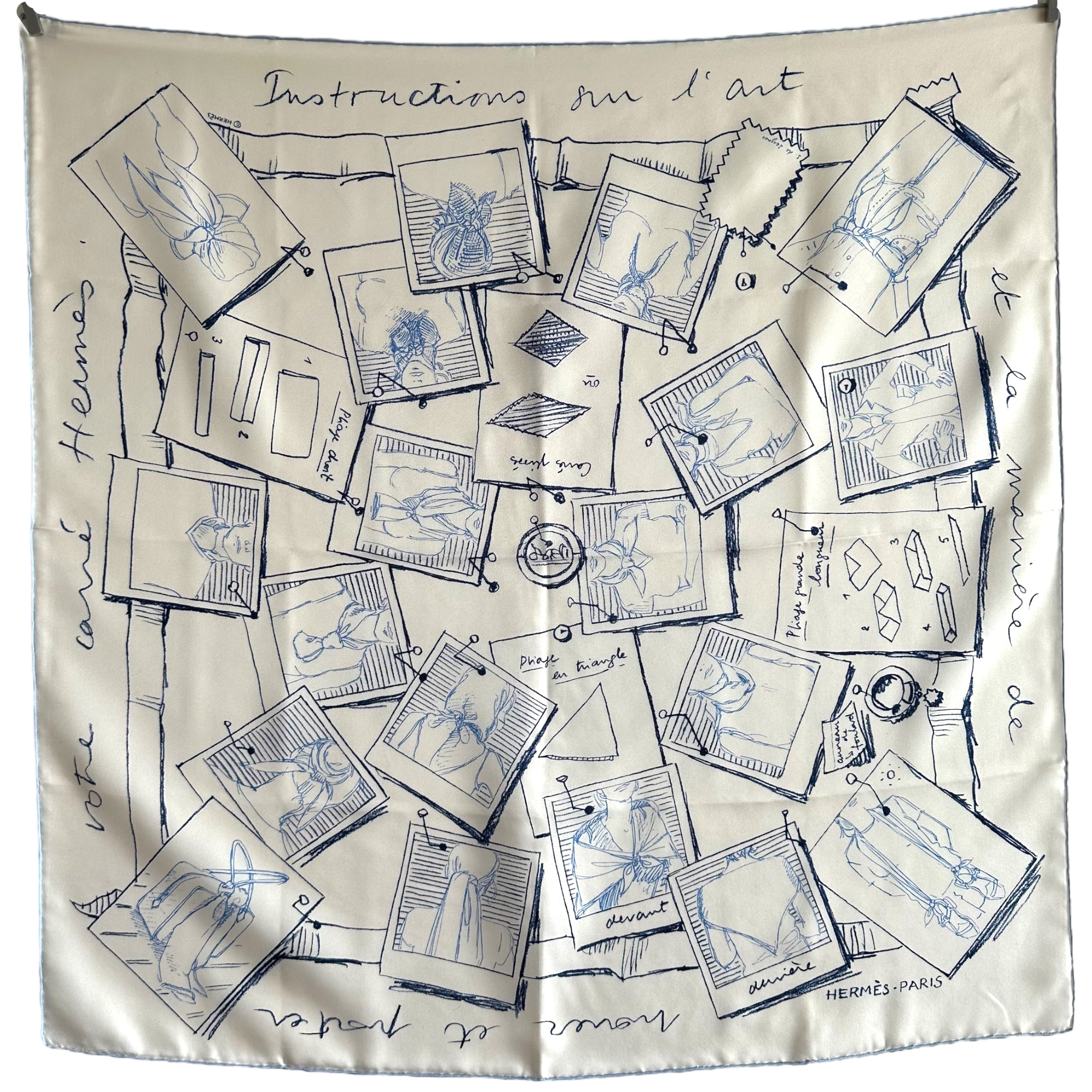 Foulard en soie 90 cm Carré Hermès intitulé Instructions sur l'art de nouer et porter votre carré Hermès dessiné par Sophie de Seynes en 100% soie de couleur bleu et blanc 