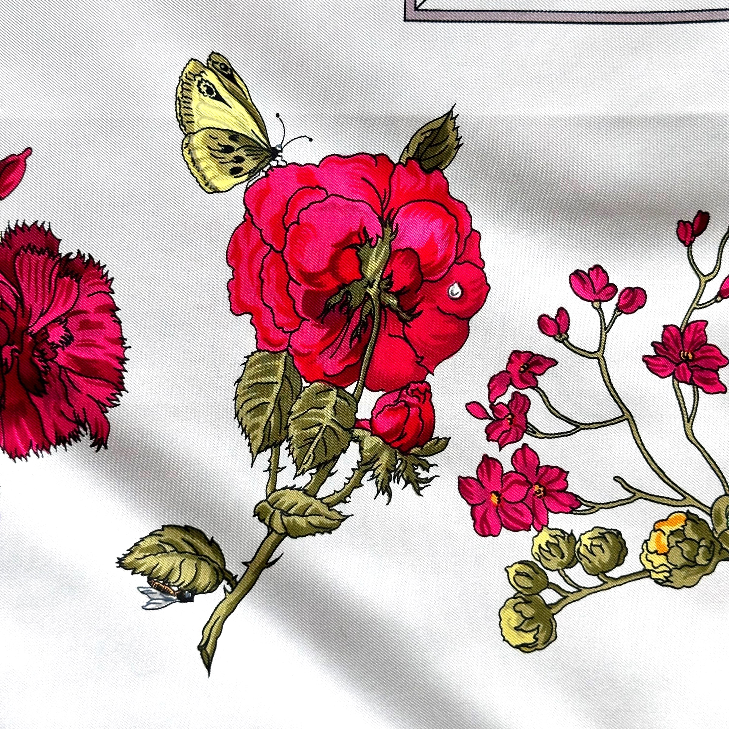 rose et papillon détails du foulard