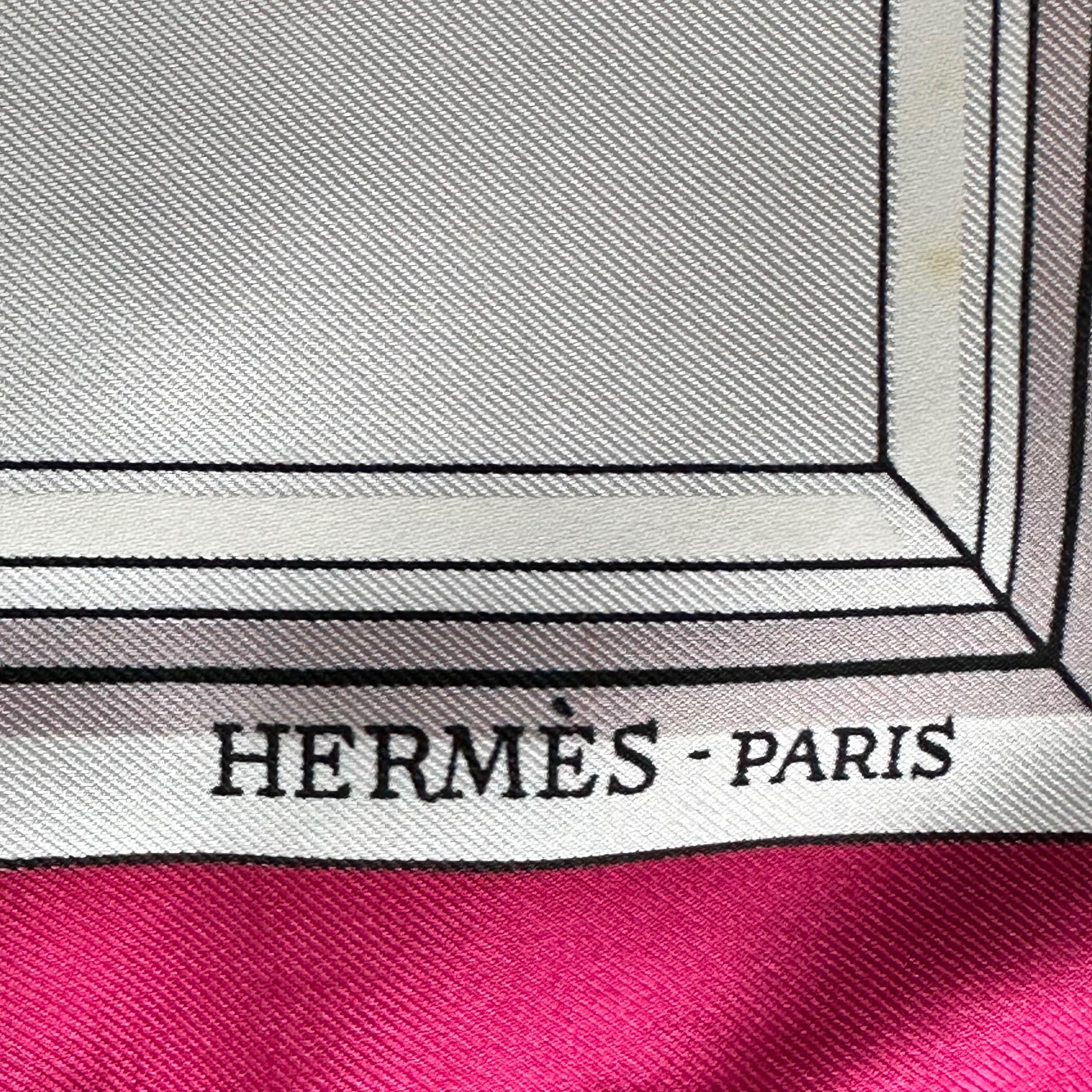logo de la marque hermes paris en bas du foulard