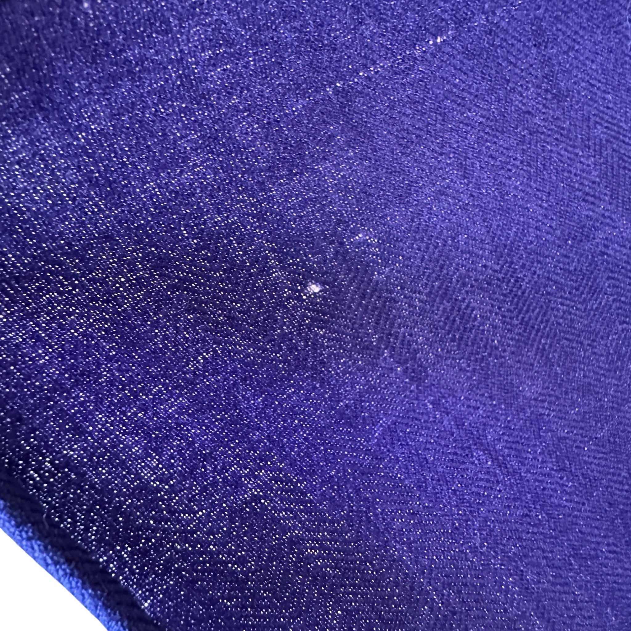 zoom sur un petit trou dans le foualrd de seconde main Hermès 