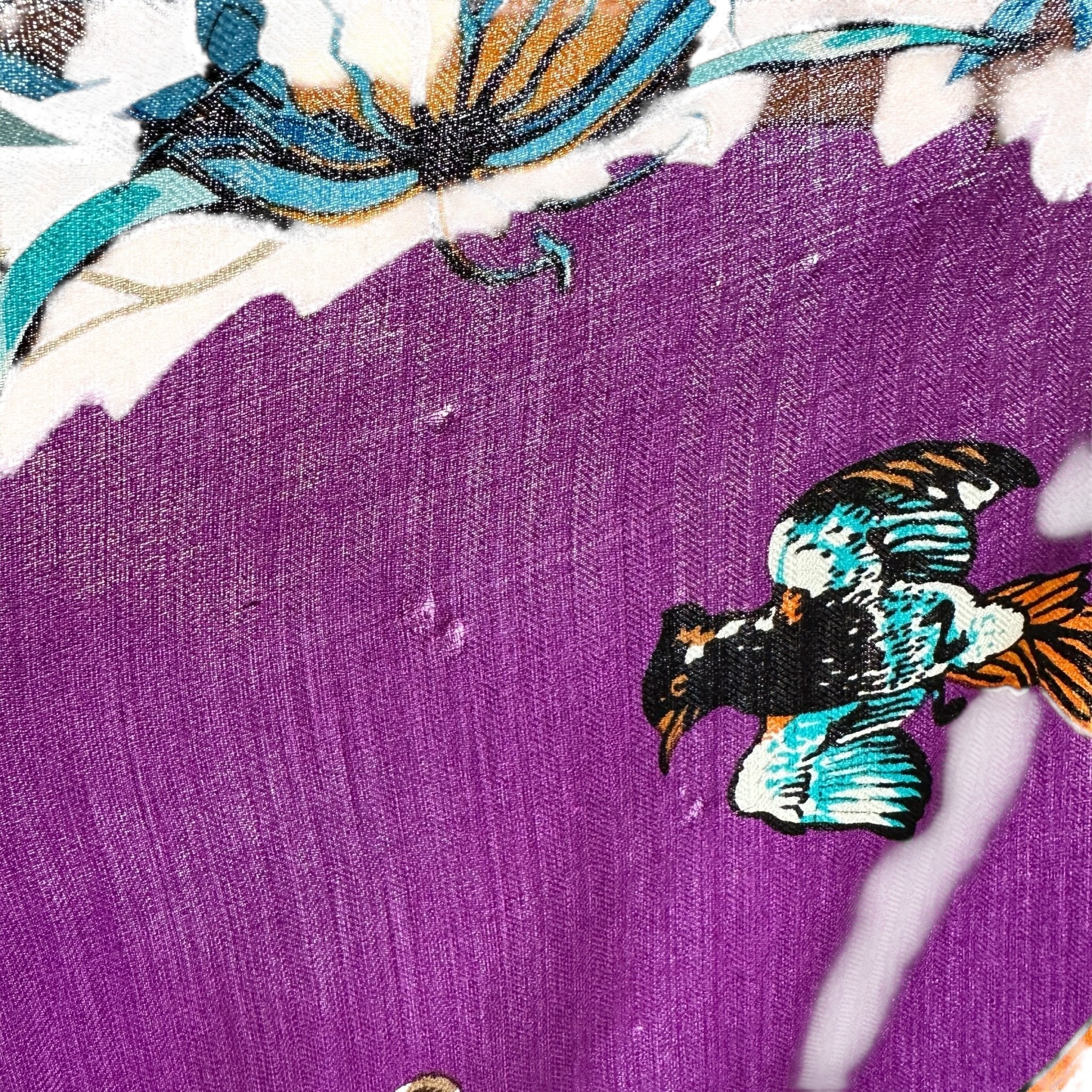 détail de signes d'usure dans le foulard de seconde main