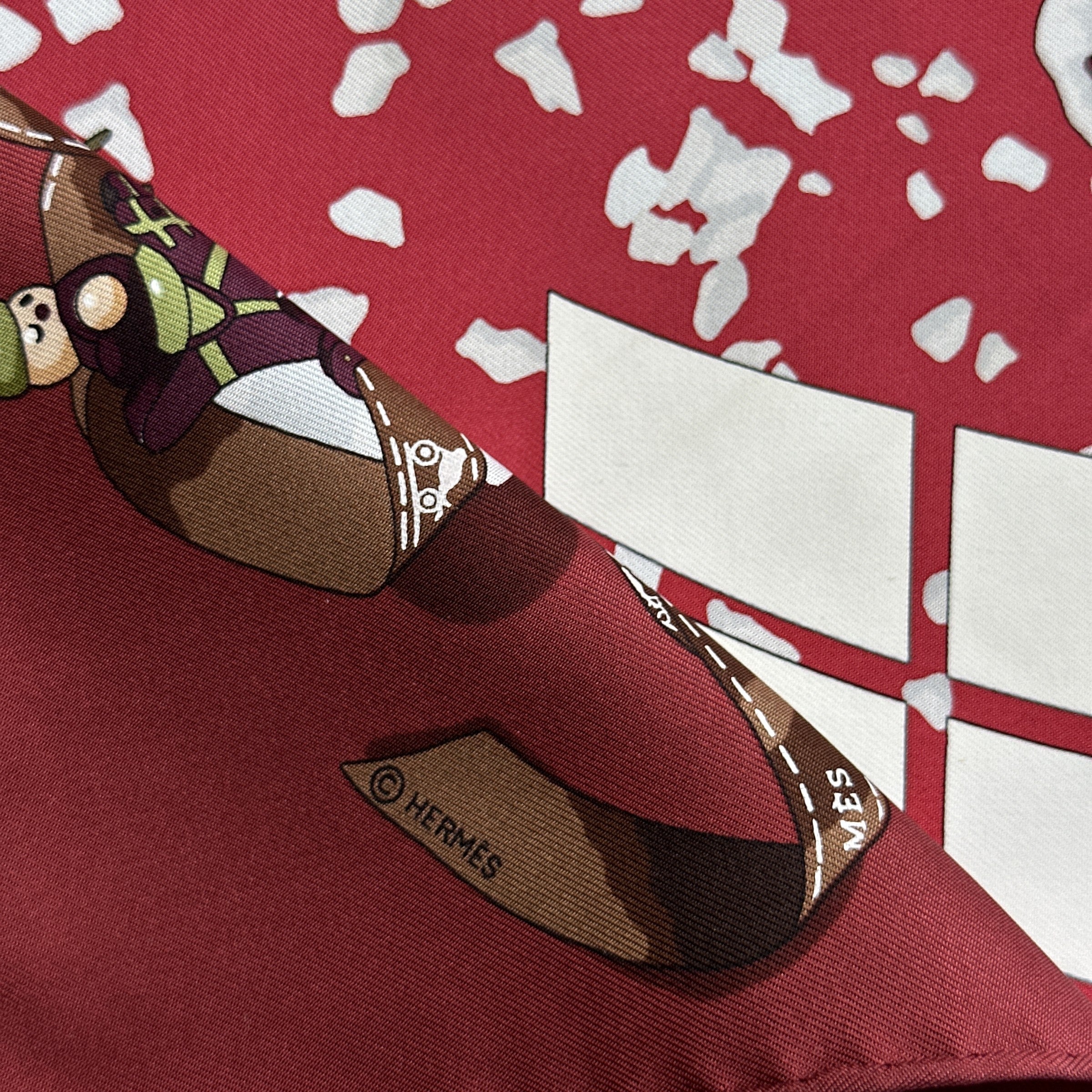 Carré Hermès Noël au 24 Faubourg Rybaltchenko rouge GRAAL