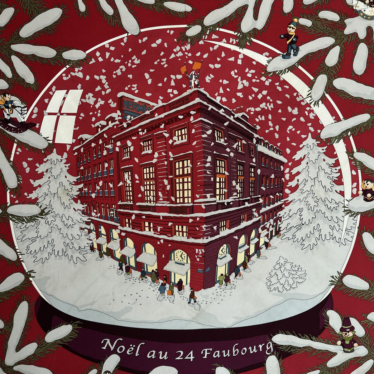 Carré Hermès Noël au 24 Faubourg Rybaltchenko 90 cm soie rouge, boule à neige et immeuble du 24 Faubourg