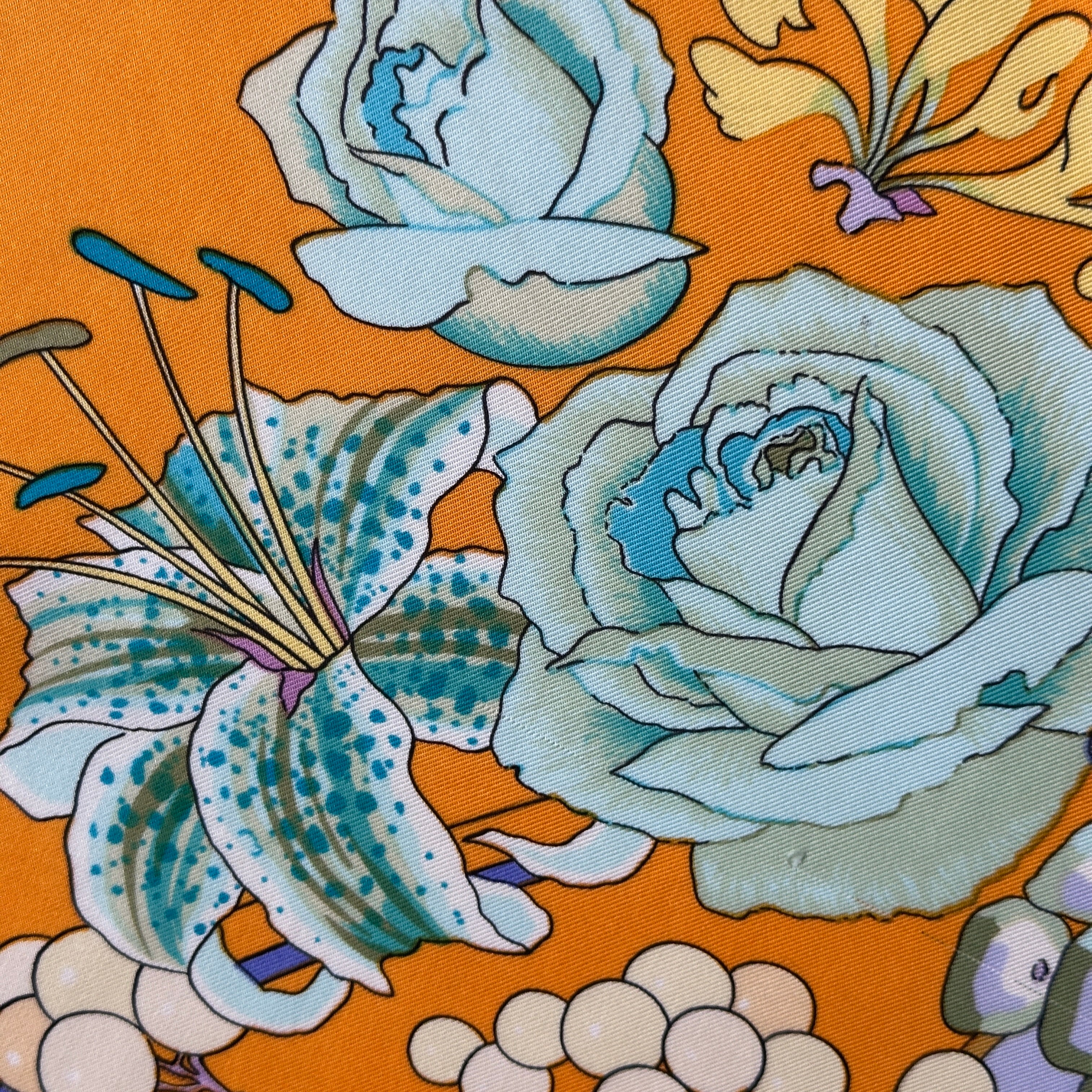 transparence sur l'état du foulard Hermès vintage : zoom sur un petit fil tiré 