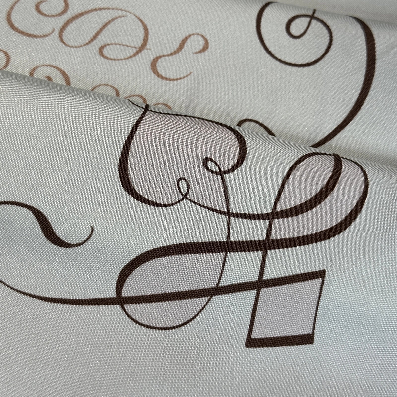 zoom sur le foulard l'art d'ecrire vert et anthracite