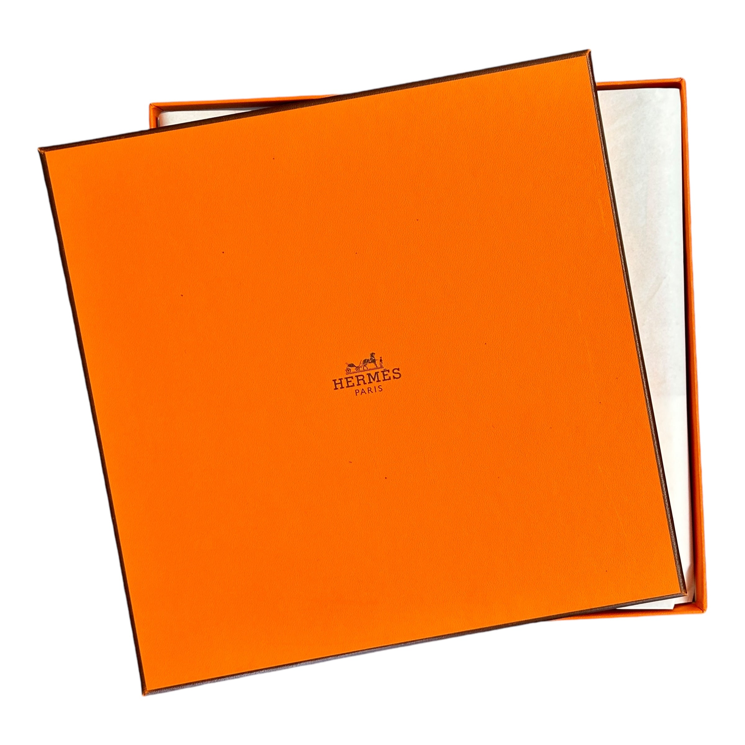 foulard dans sa boîte hermès orange