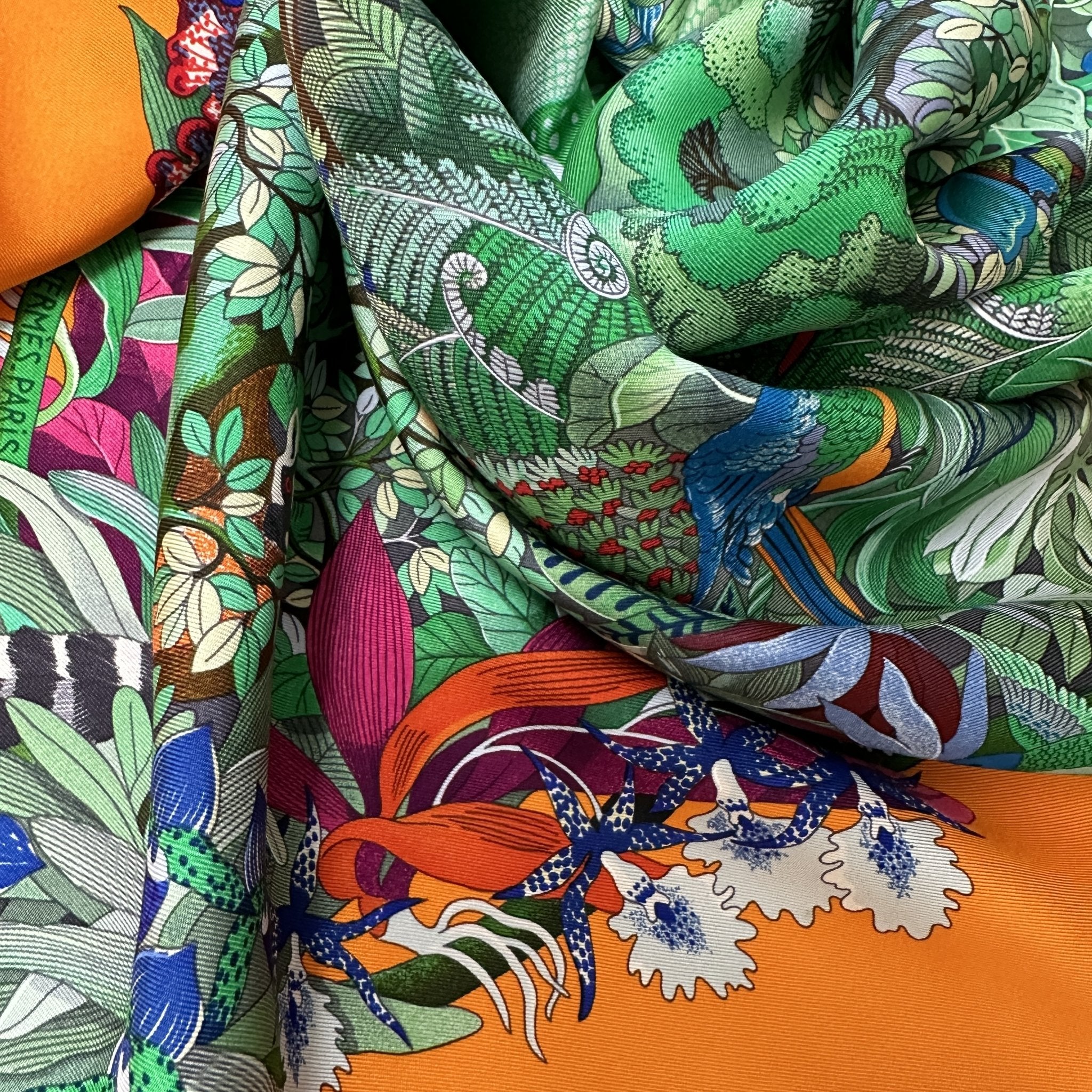 plis du foulard palette de couleurs orange rose vert et bleu