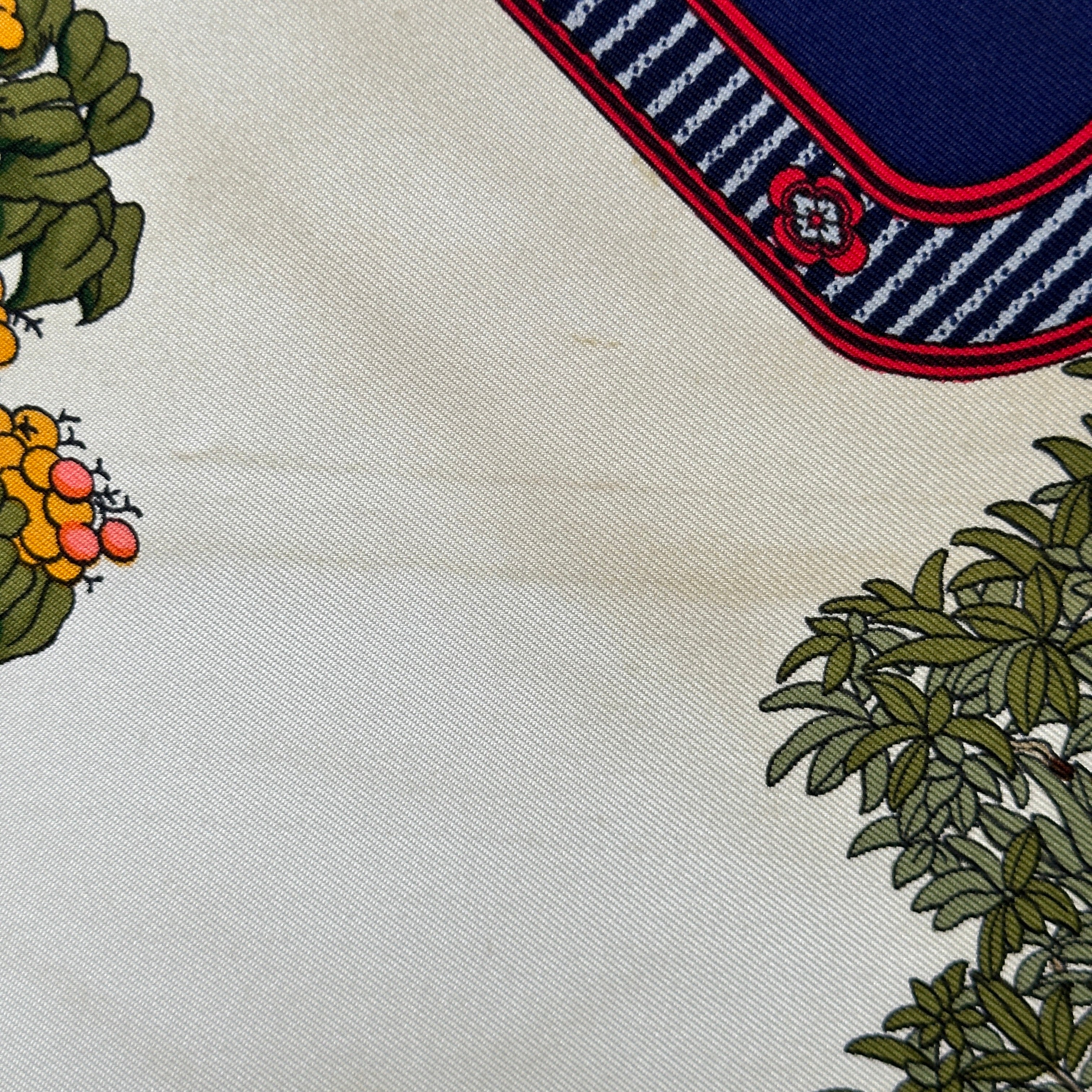 detail-de-quelques-salissures-sur-foulard-hermes-beaux-jours-des-bonsai