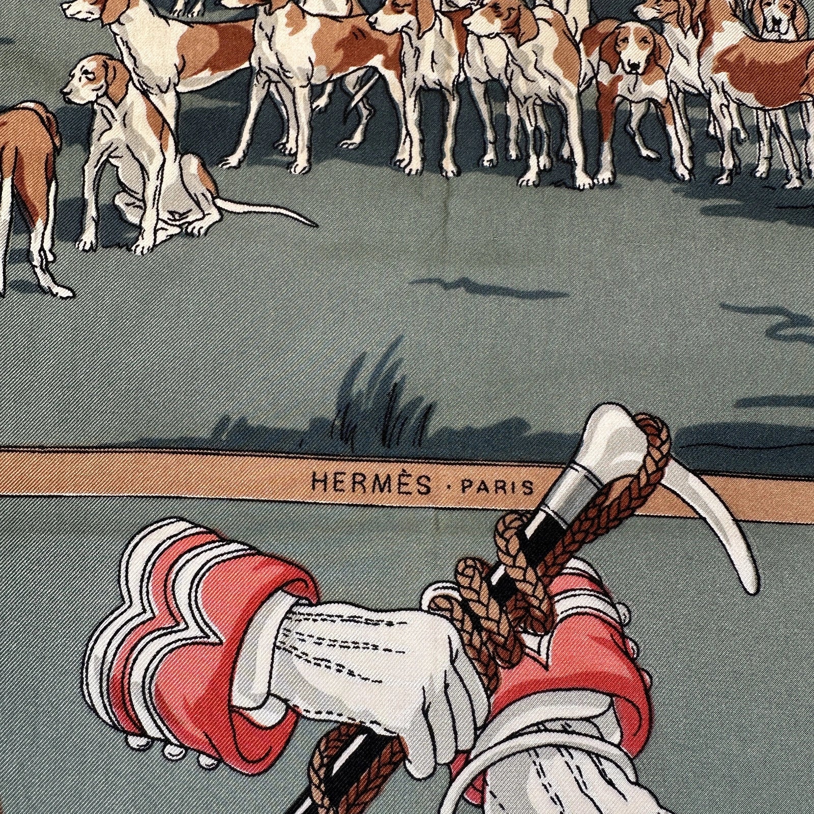 Foulard Chasse à courre 90 × 90 cm – zoom sur la signature Hermès Paris