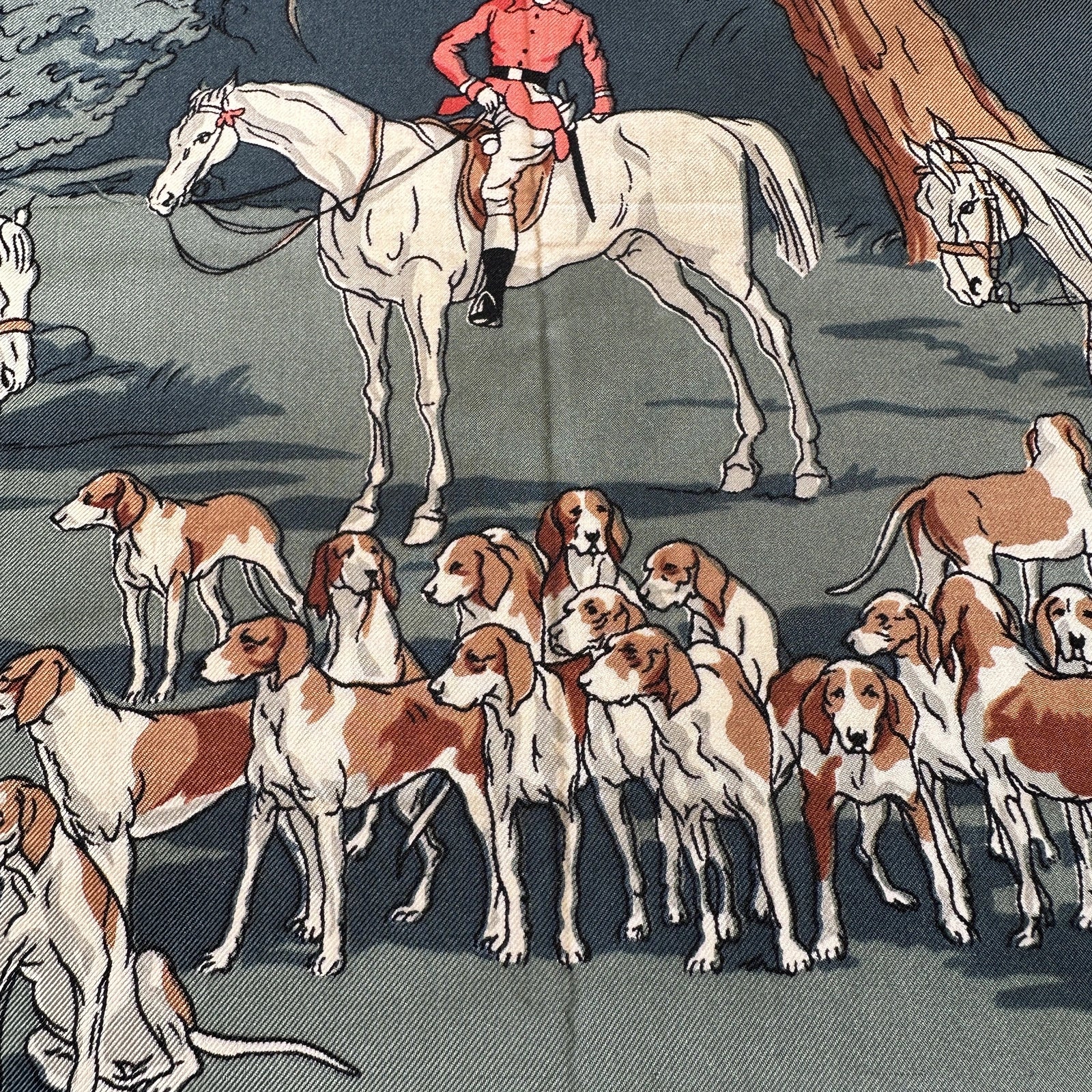 Carré Hermès Chasse à courre – zoom sur salissure pliure centrale