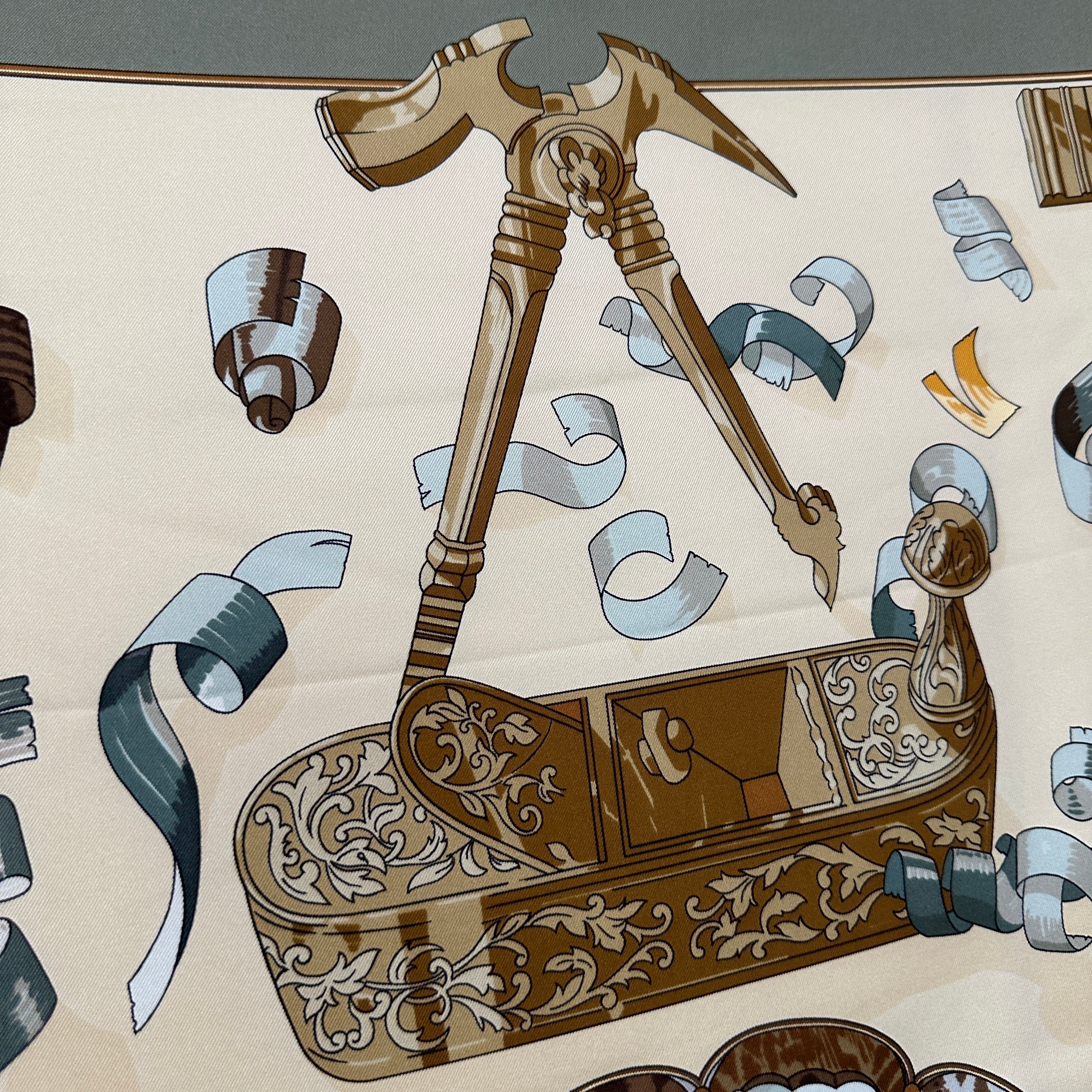 détail du dessin du foulard hermès avec des copeaux de bois 