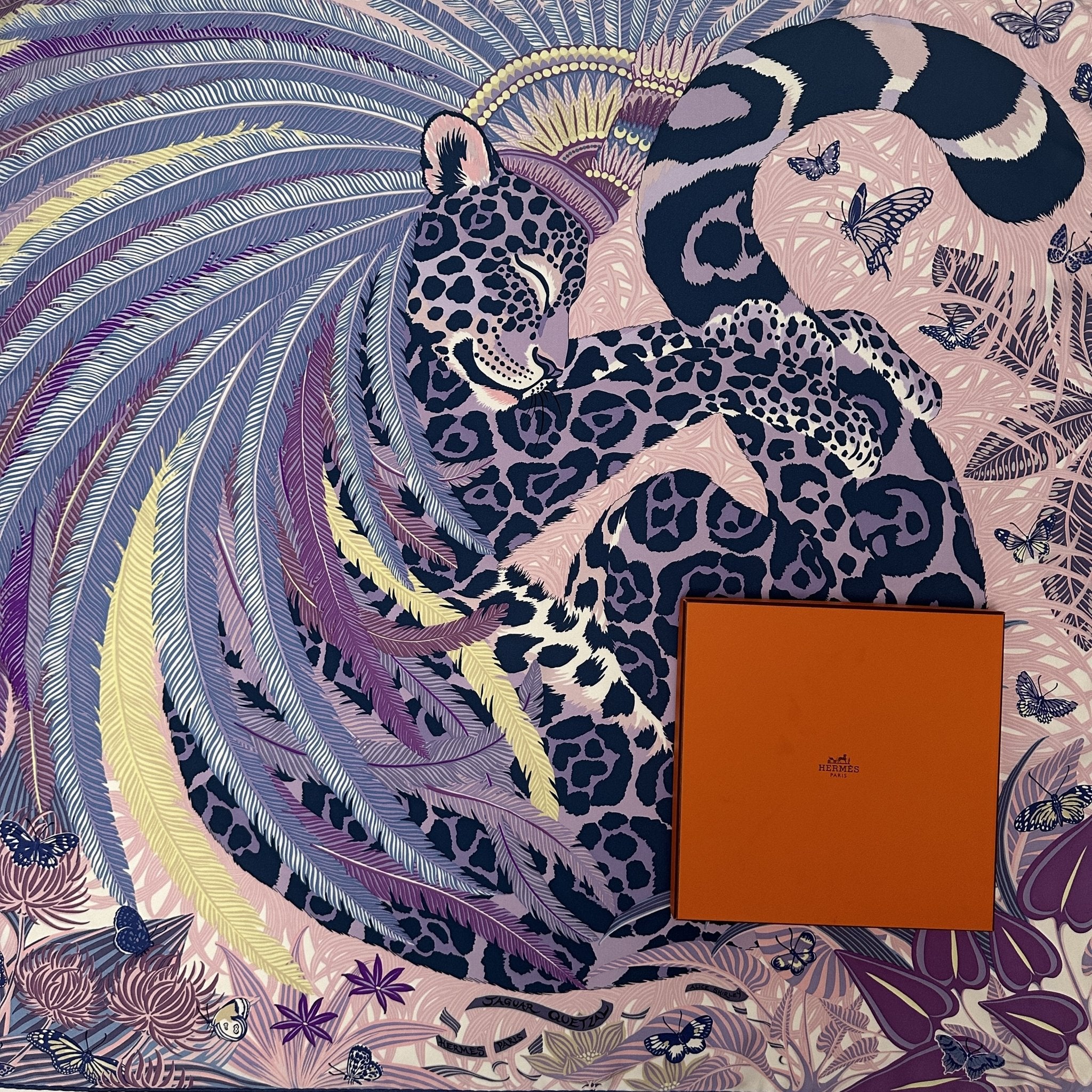 foulard hermes dessin jaguar avec coiffe en plumes