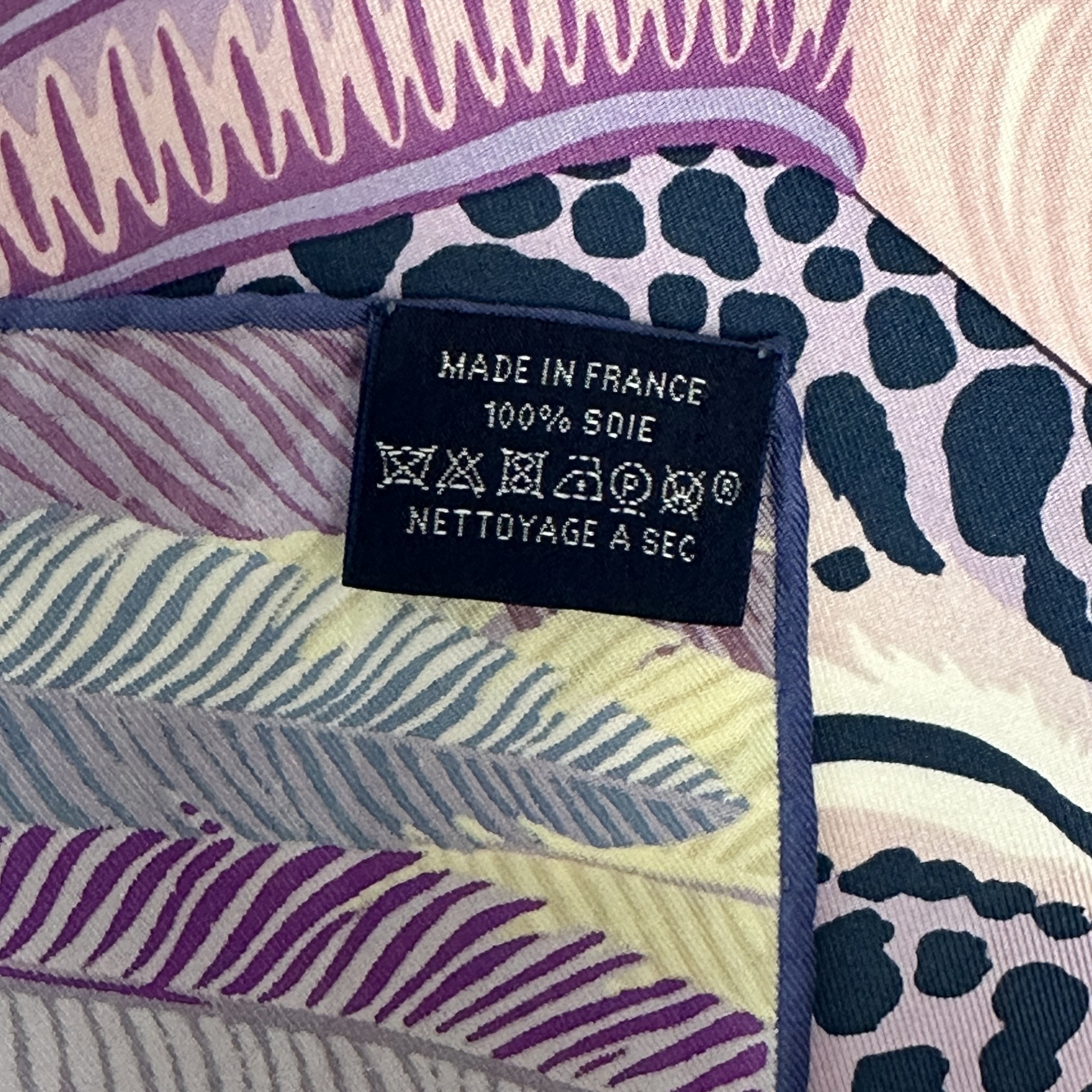 etiquette de composition cent pour cent soie du foulard hermes intitulé jaguar quetzal