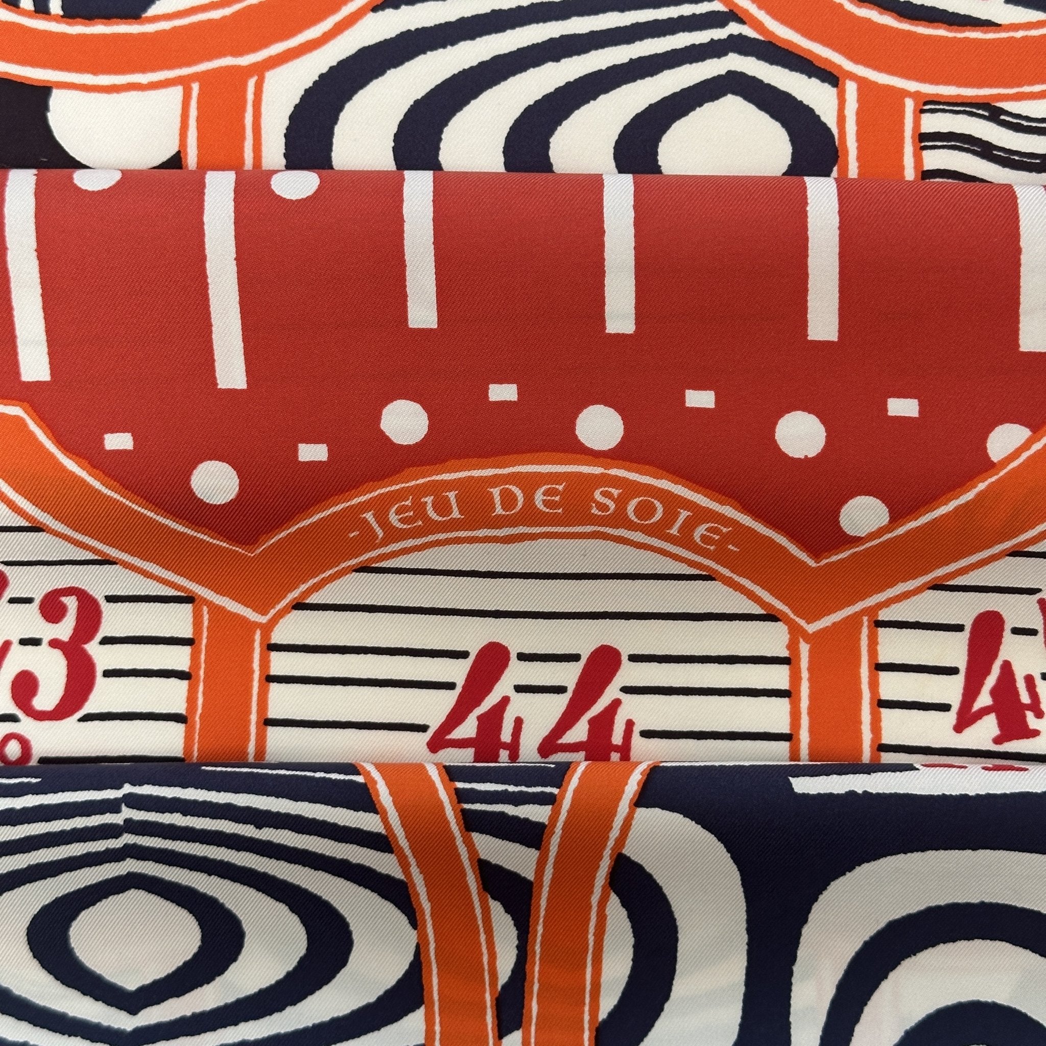 Foulard Hermès Jeu de soie rouge orange bleu marine et creme