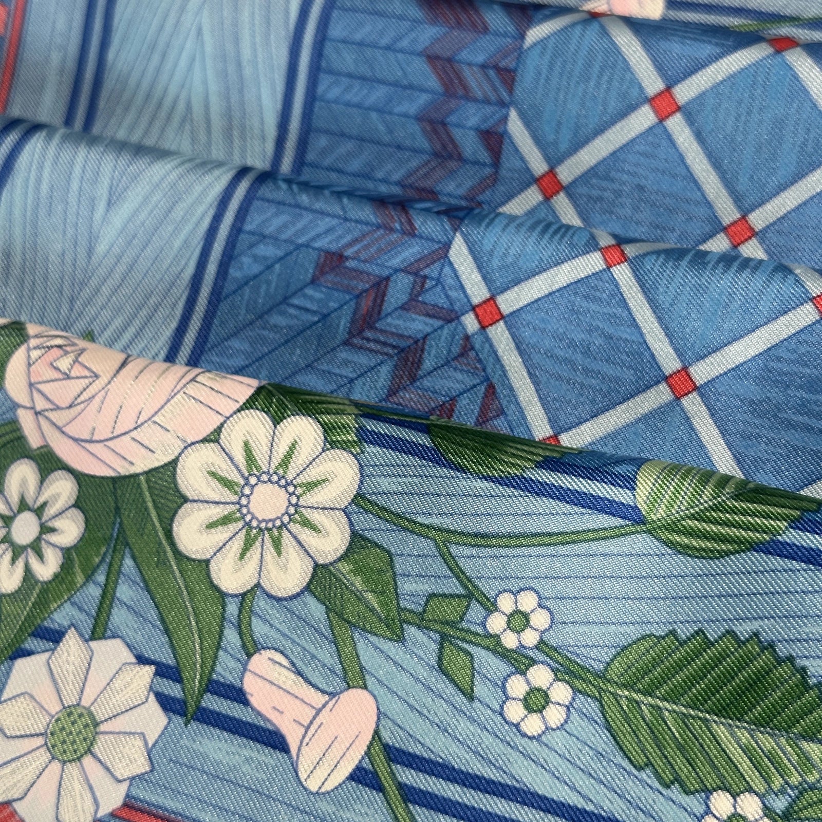 Motif bleu rose vert du carré Hermès Jeux de paille